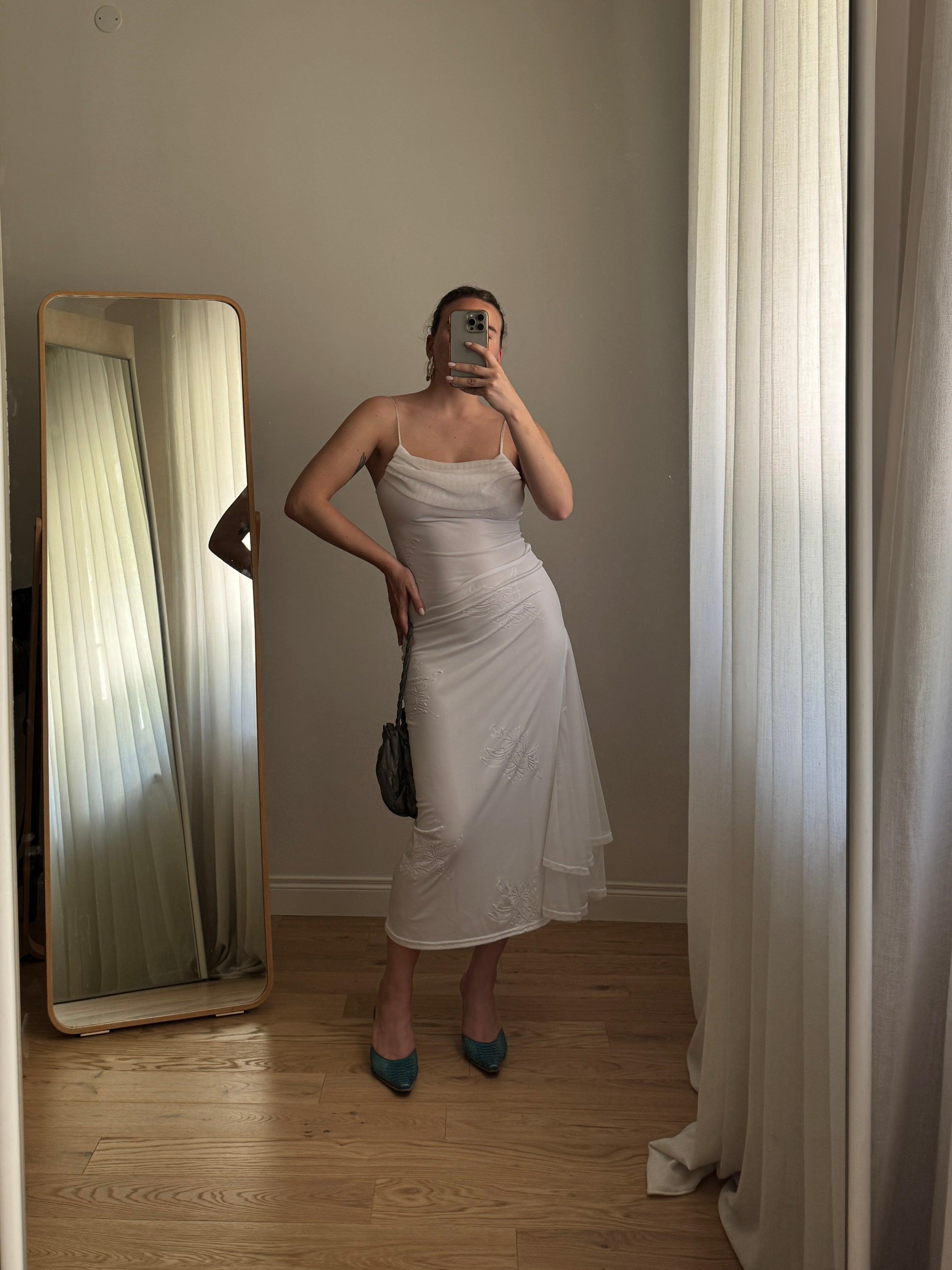 Abito bianco con stola in tulle