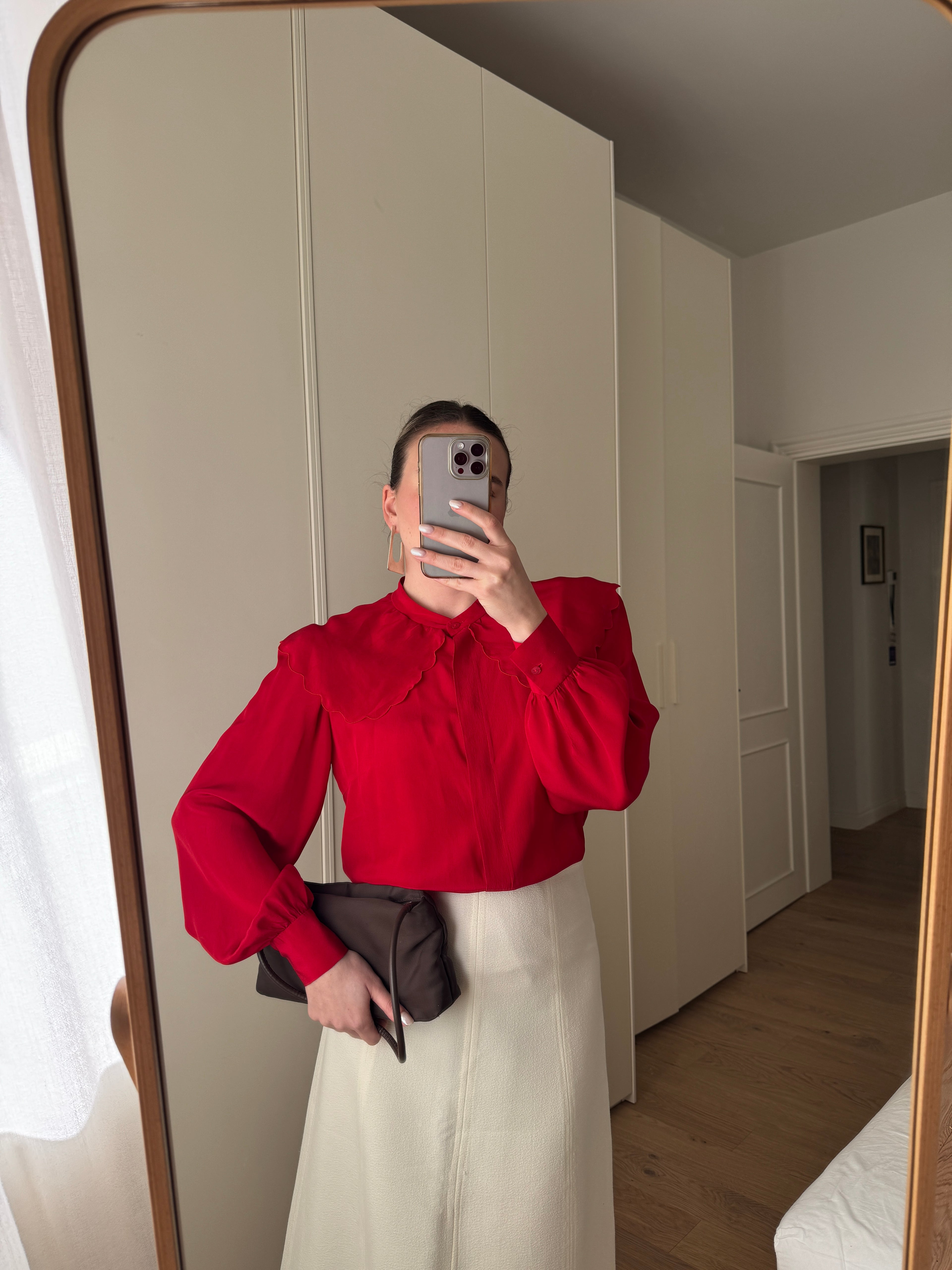 Blusa sartoriale in pura seta rossa con maxi colletto