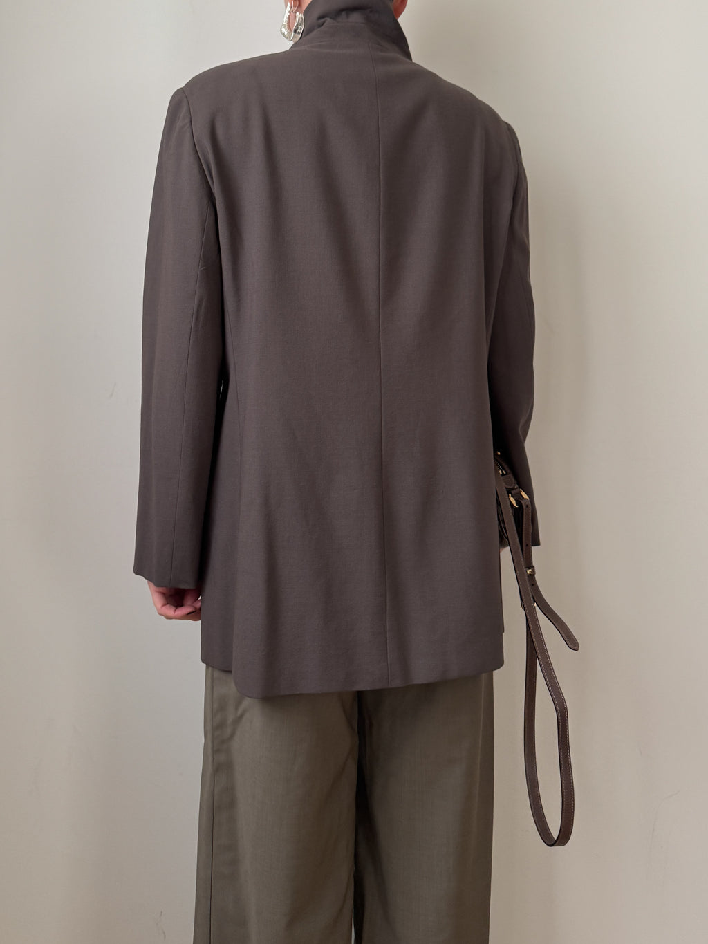 Blazer tortora in lana e viscosa reworked con bottone gioiello