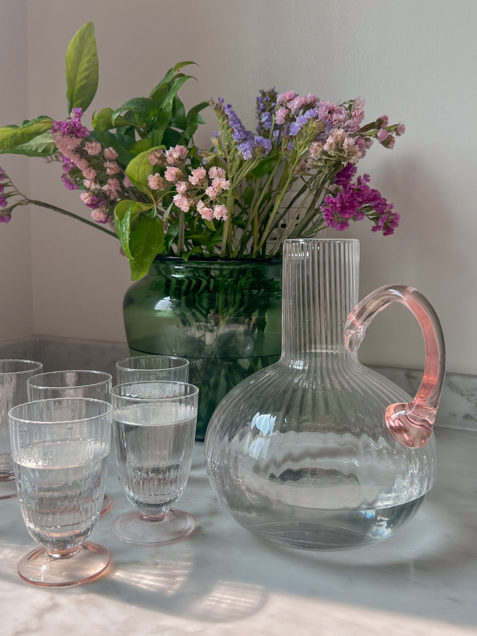 Bicchieri e caraffa in vetro costolato