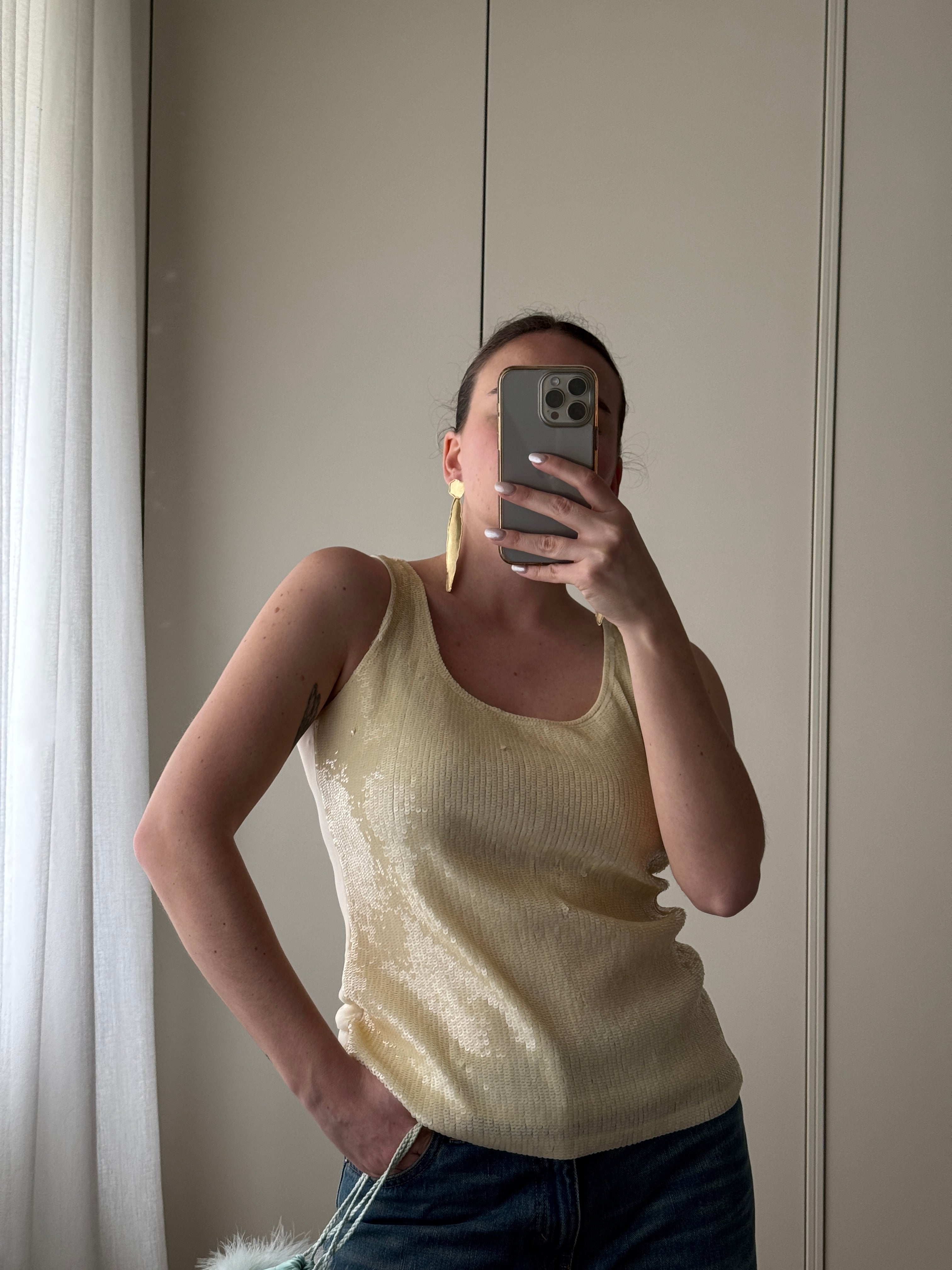 Top con paillettes color burro