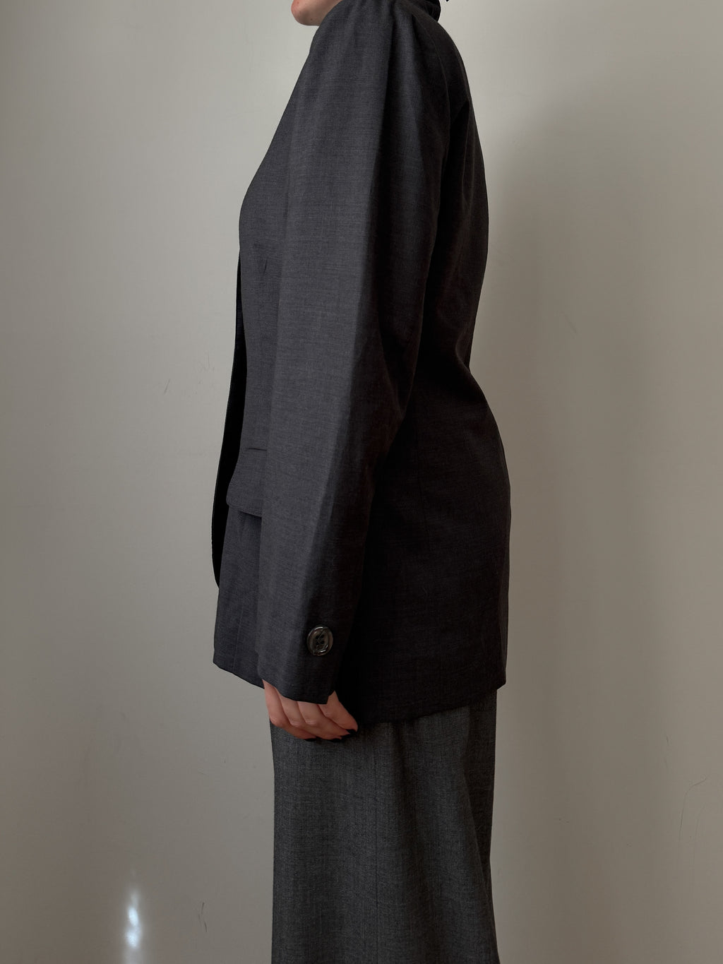 Blazer grigio in lana reworked con bottone gioiello