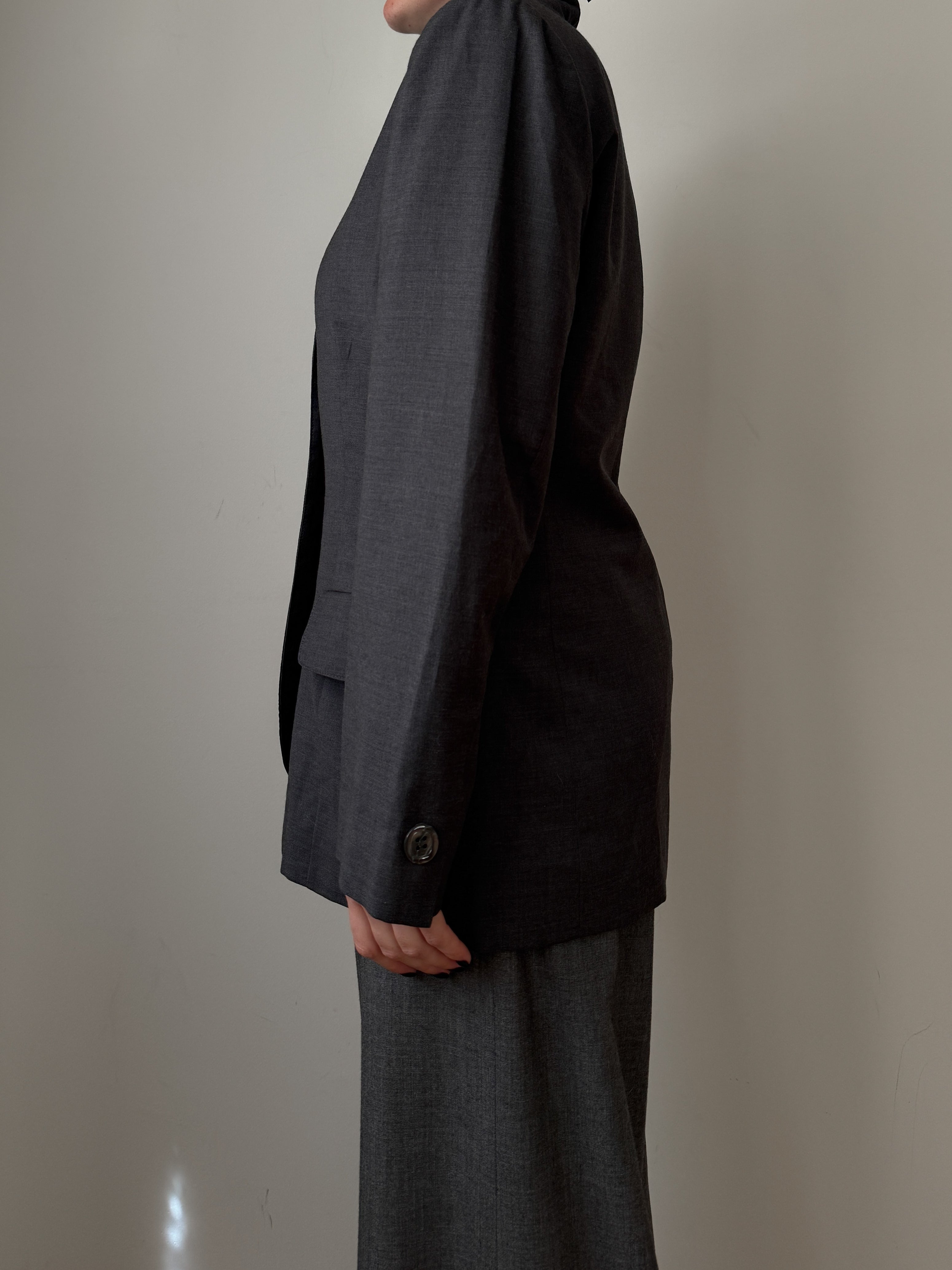 Blazer grigio in lana reworked con bottone gioiello