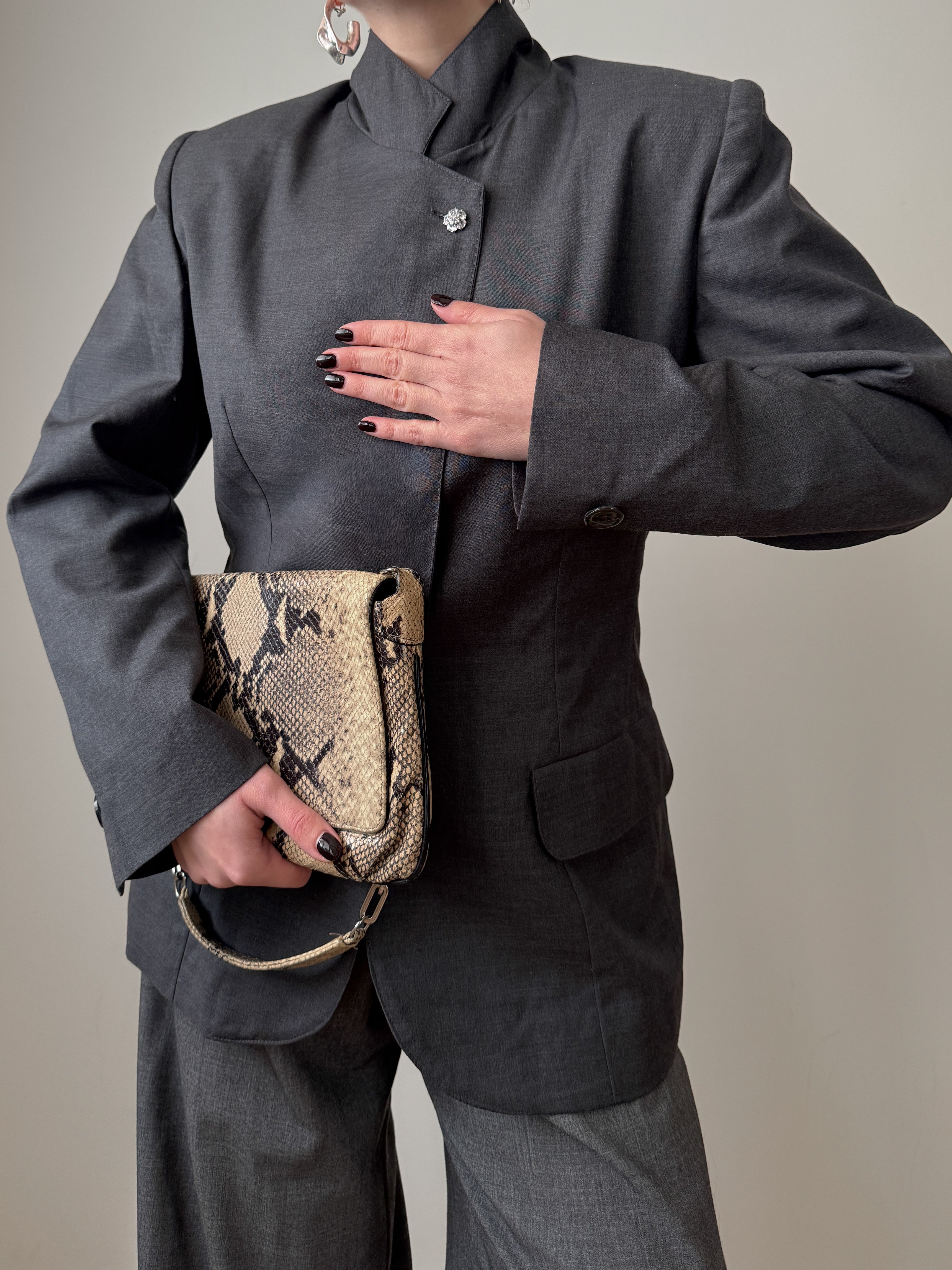 Blazer grigio in lana reworked con bottone gioiello