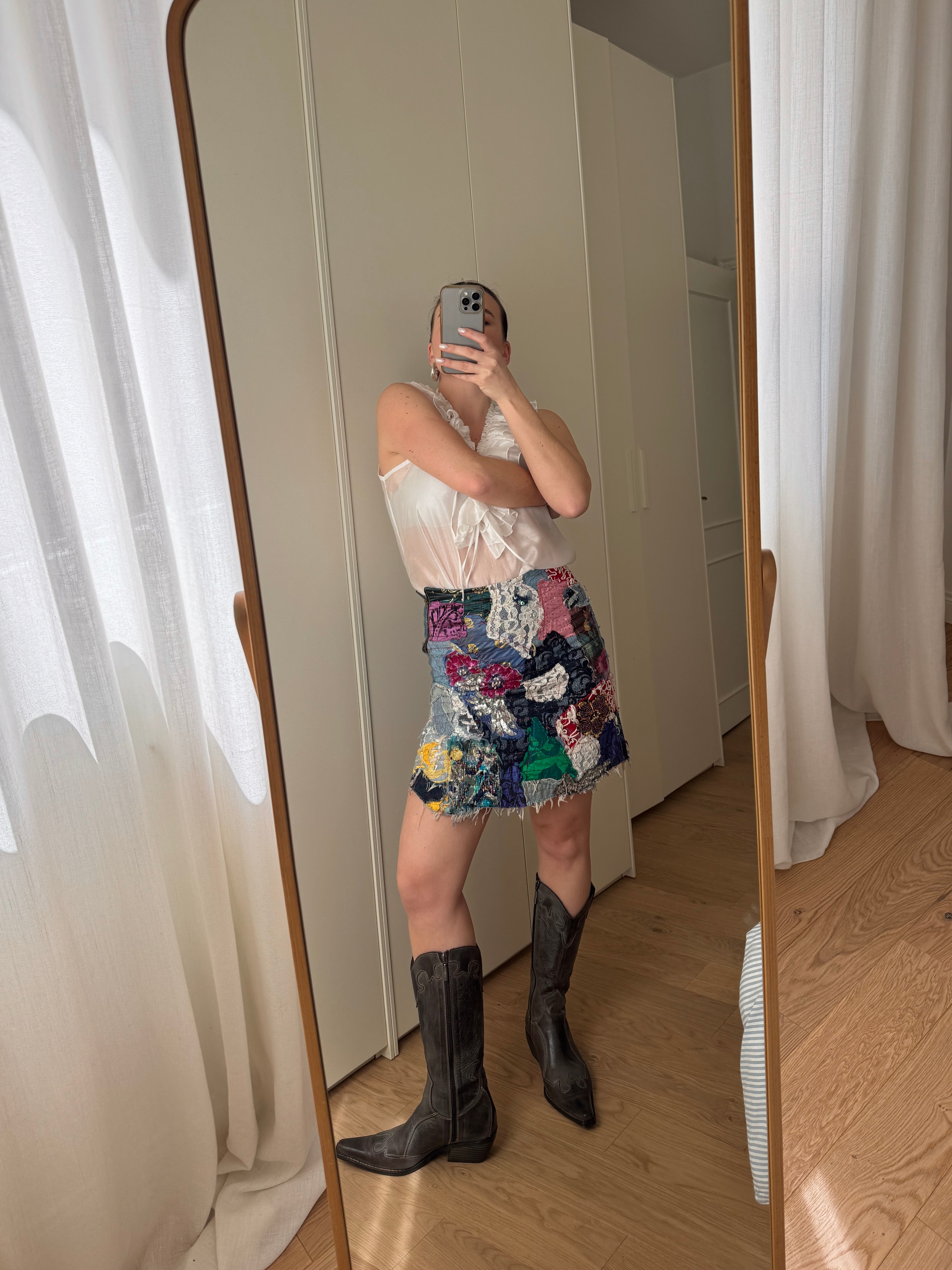 Gonna in denim con applicazioni