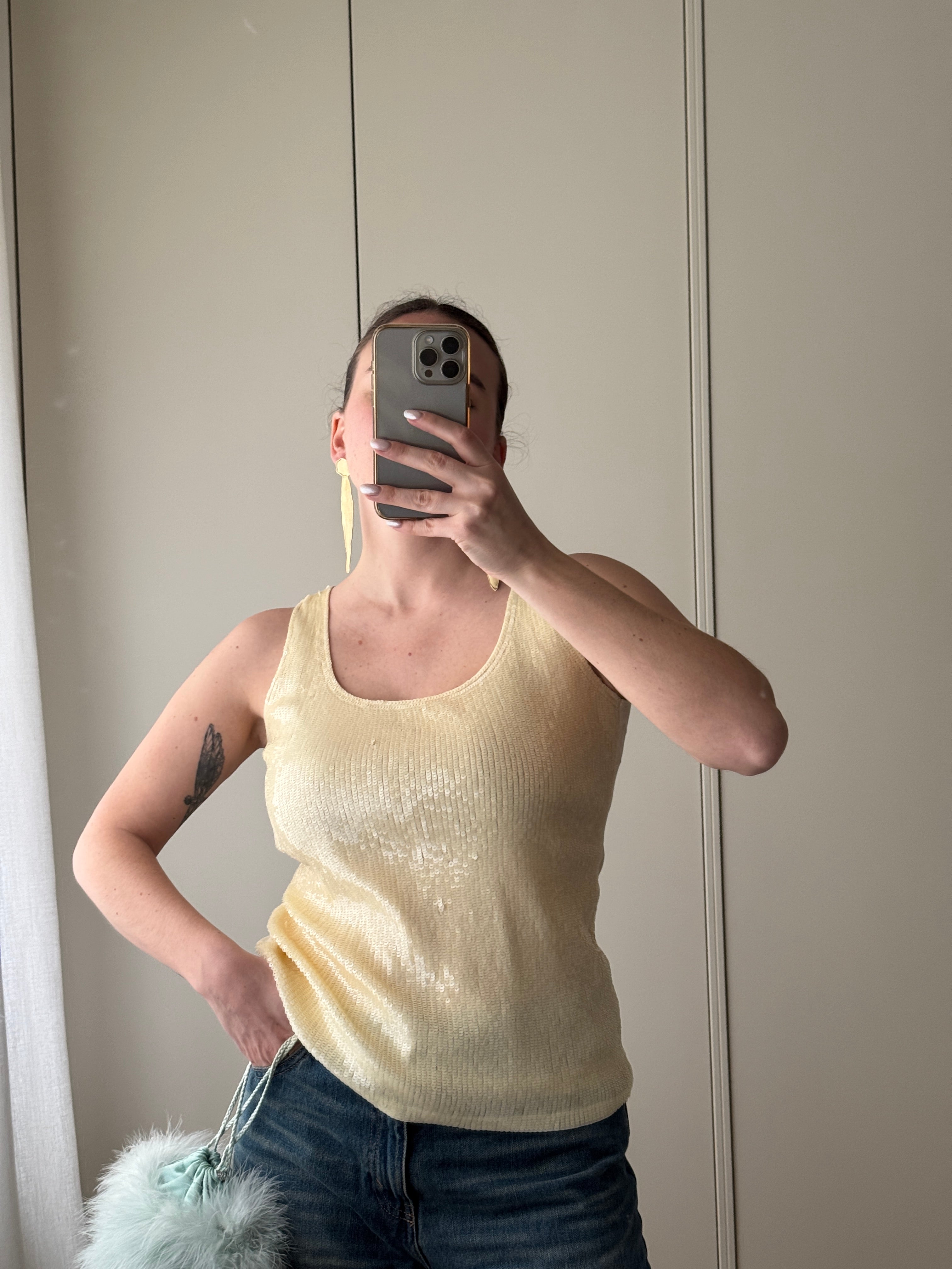 Top con paillettes color burro