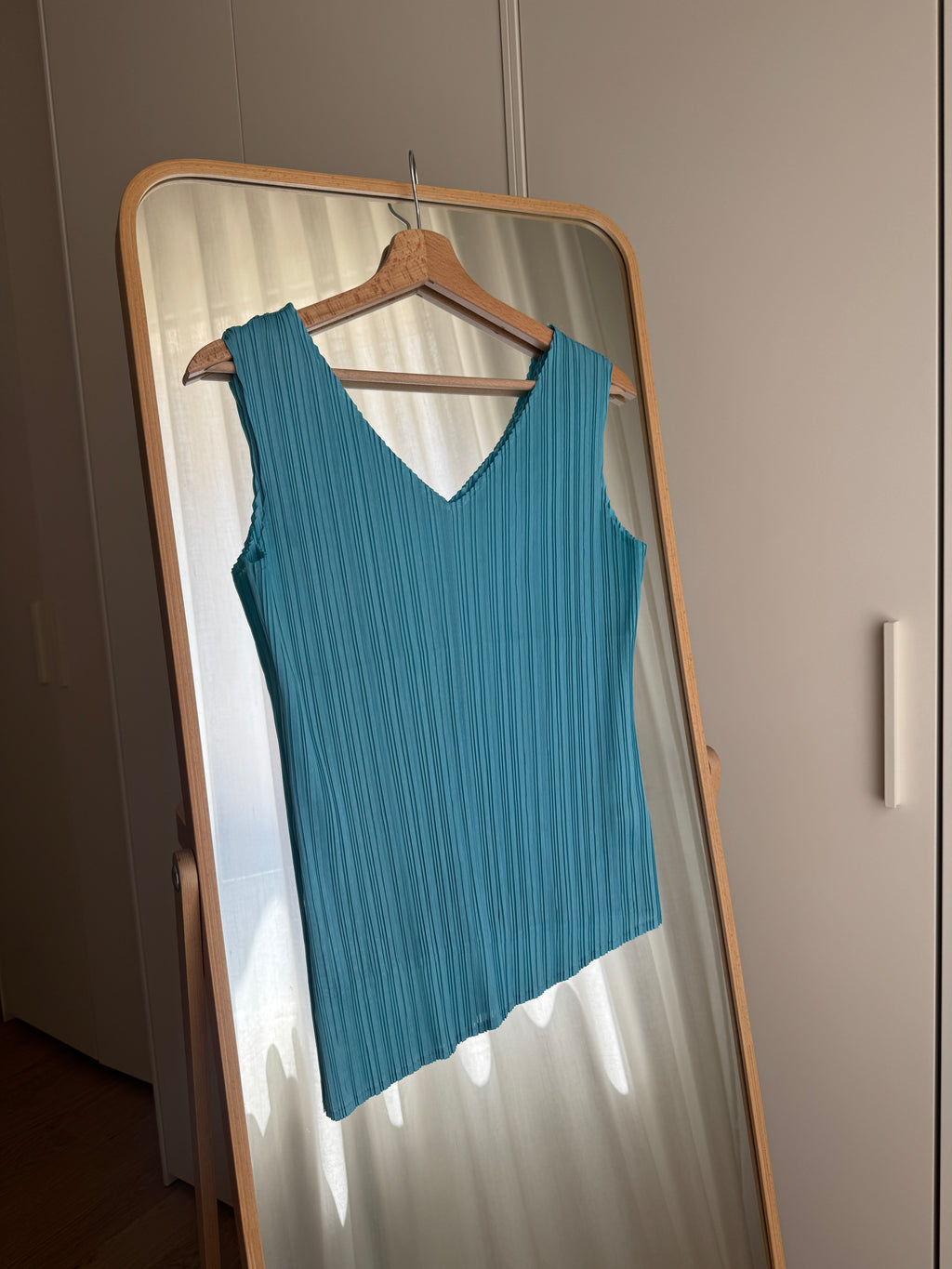 Top plissettato asimmetrico azzurro