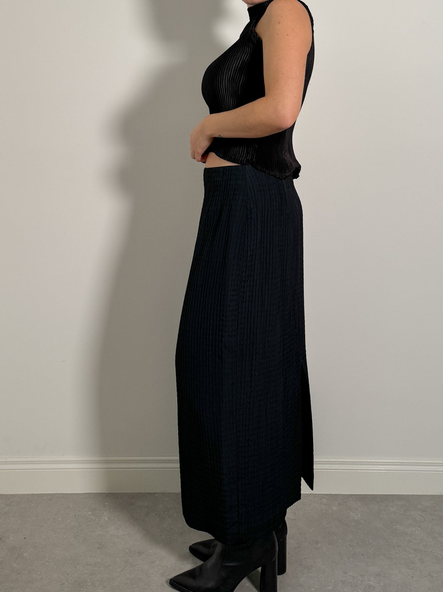 Viscose and virgin wool black skirt