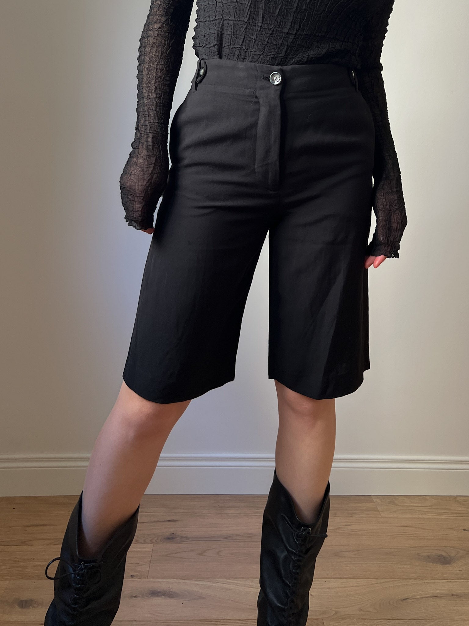 Viscose and linen black bermuda