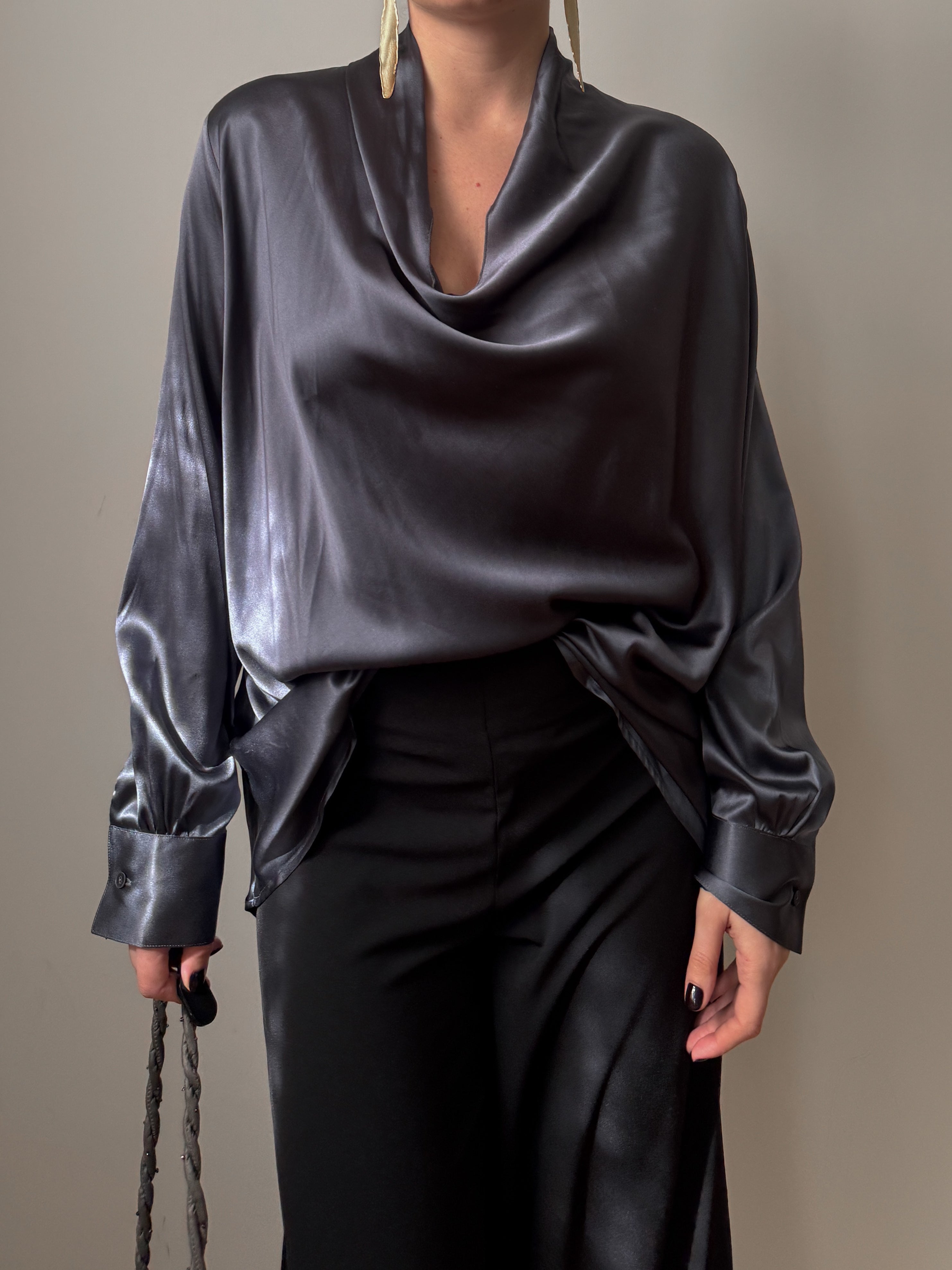 Blusa in pura seta grigio antracite con scollo a cascata