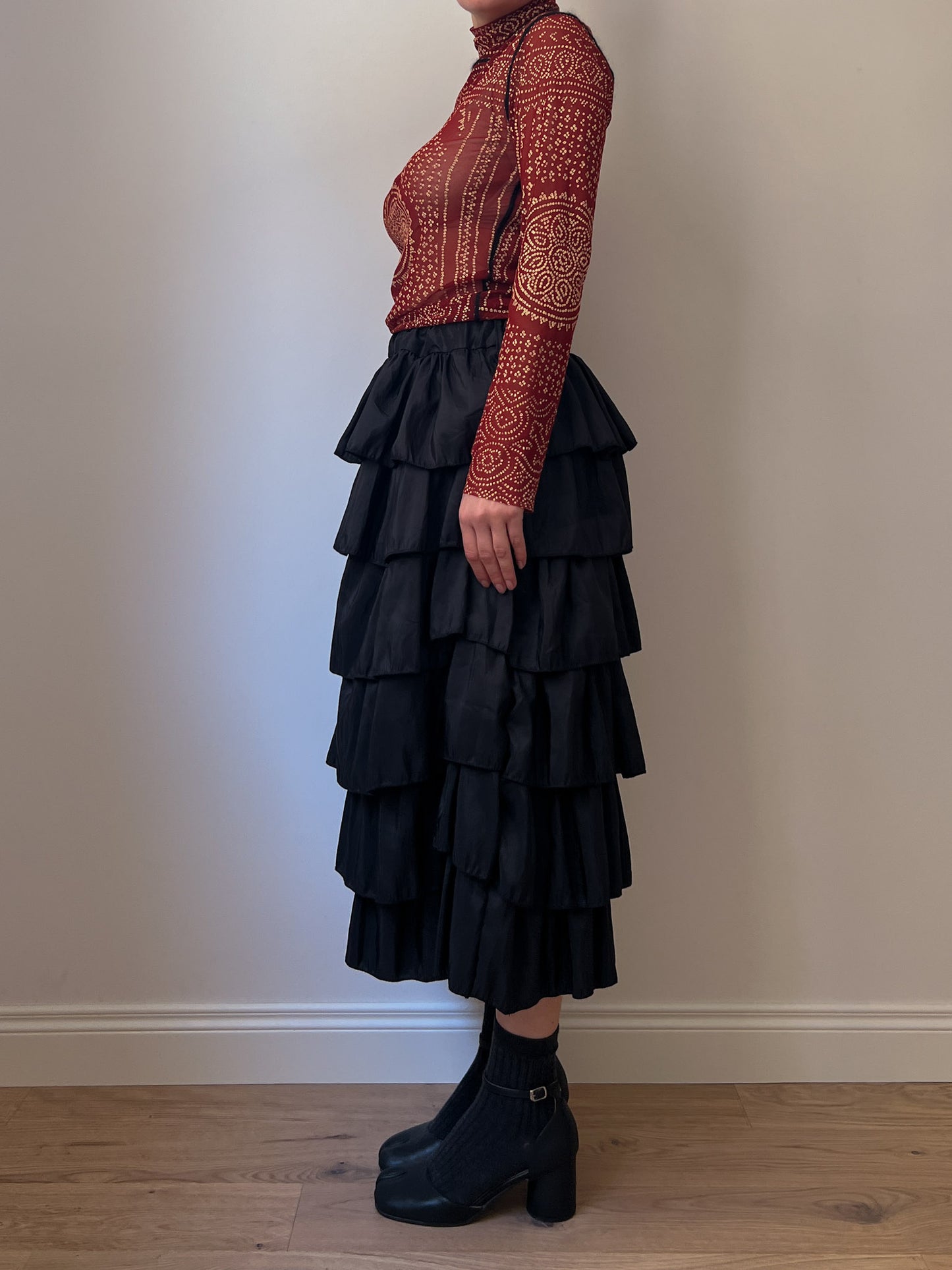 Flounced black skirt