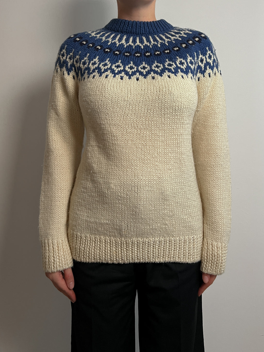 Pure wool embroidered pull
