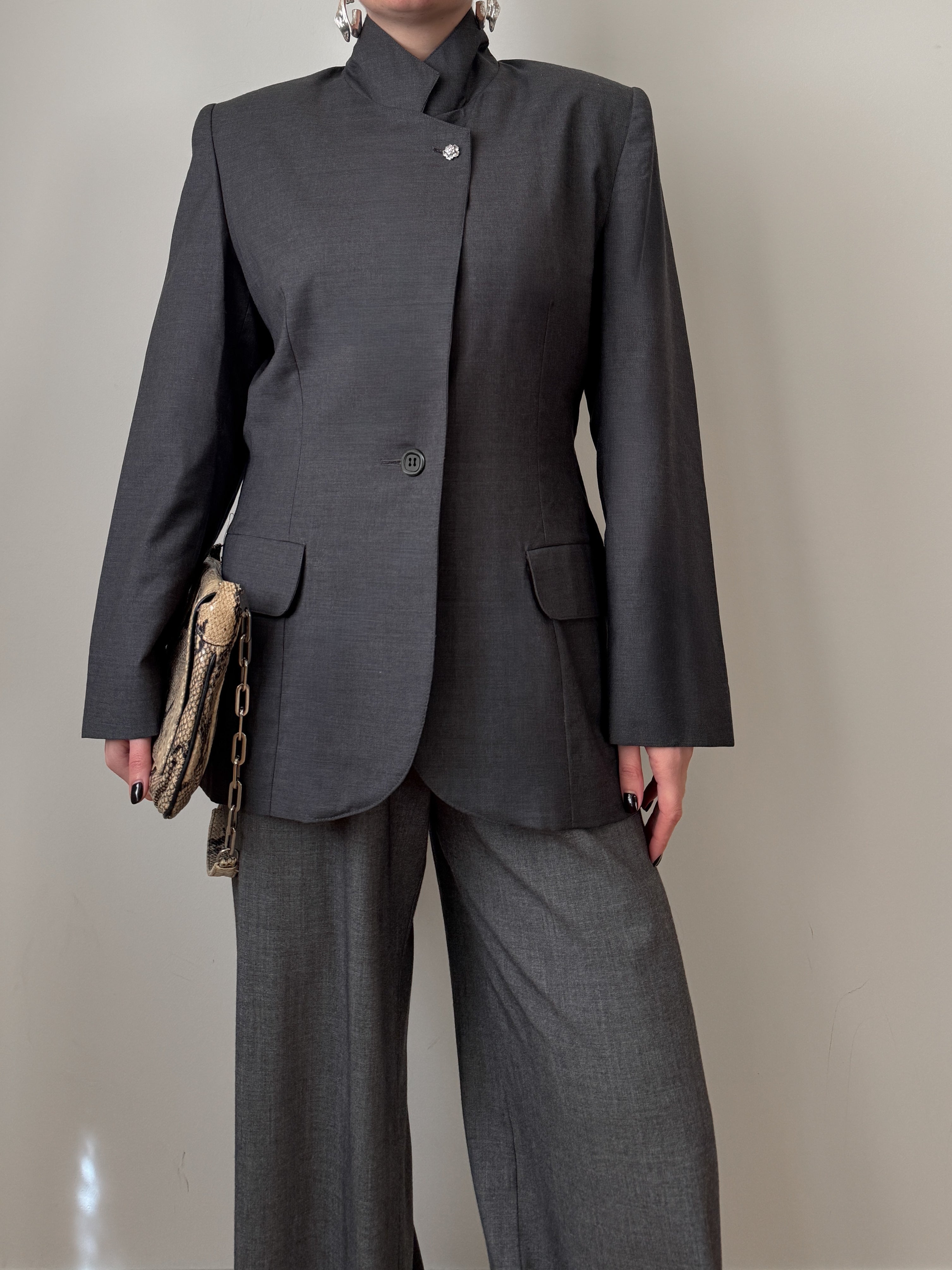 Blazer grigio in lana reworked con bottone gioiello
