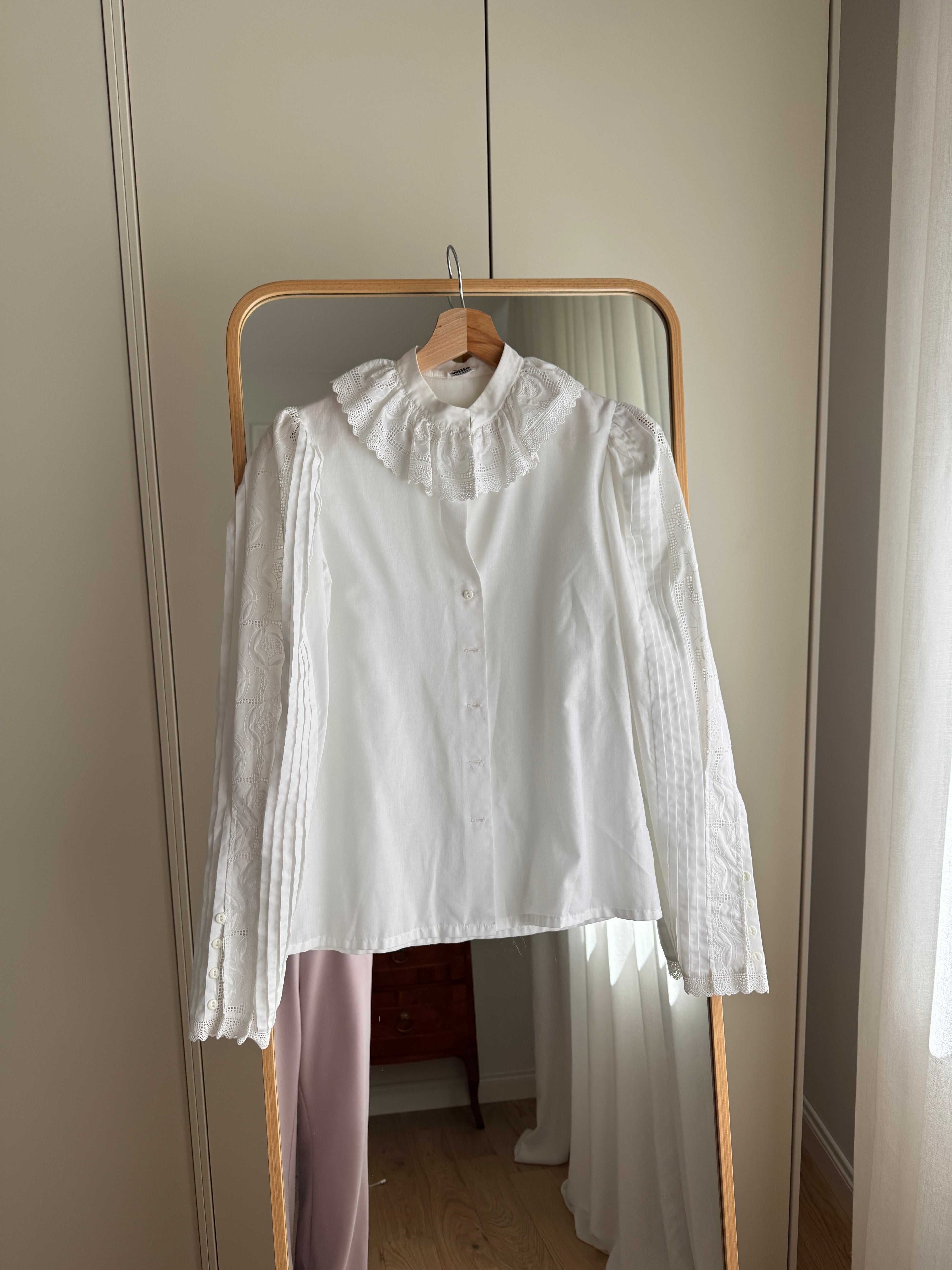 Blusa in cotone con colletto ricamato