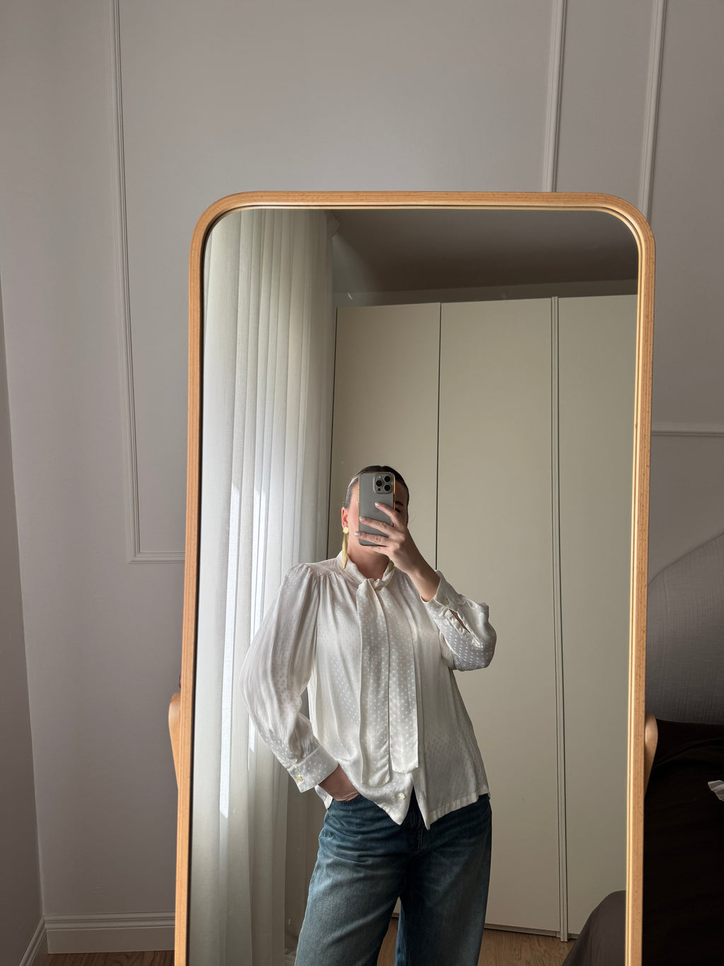 Blusa sartoriale in pura seta con fiocco