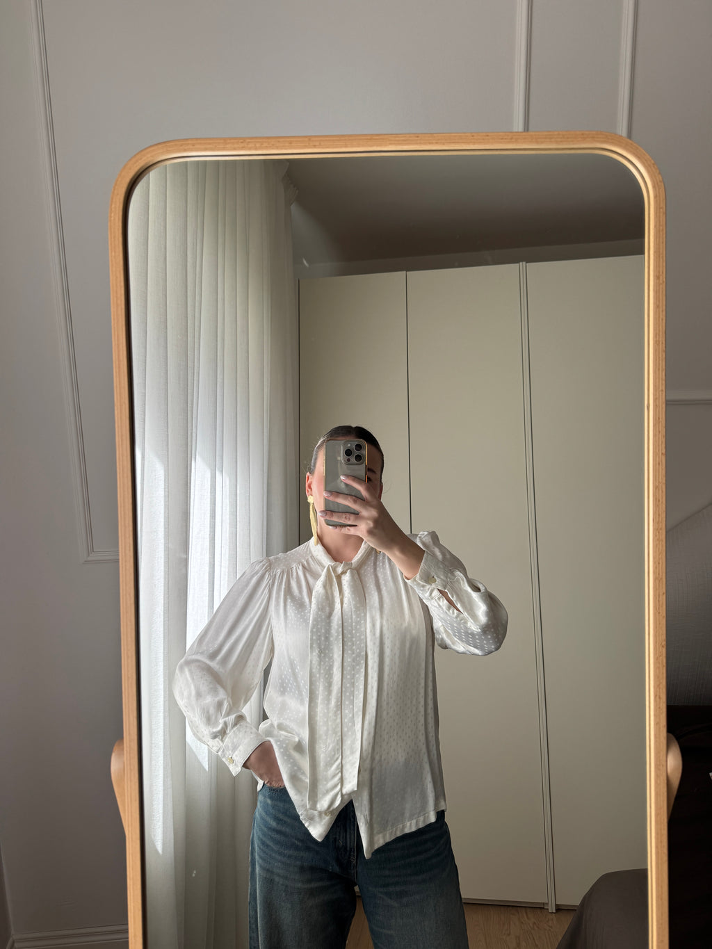 Blusa sartoriale in pura seta con fiocco