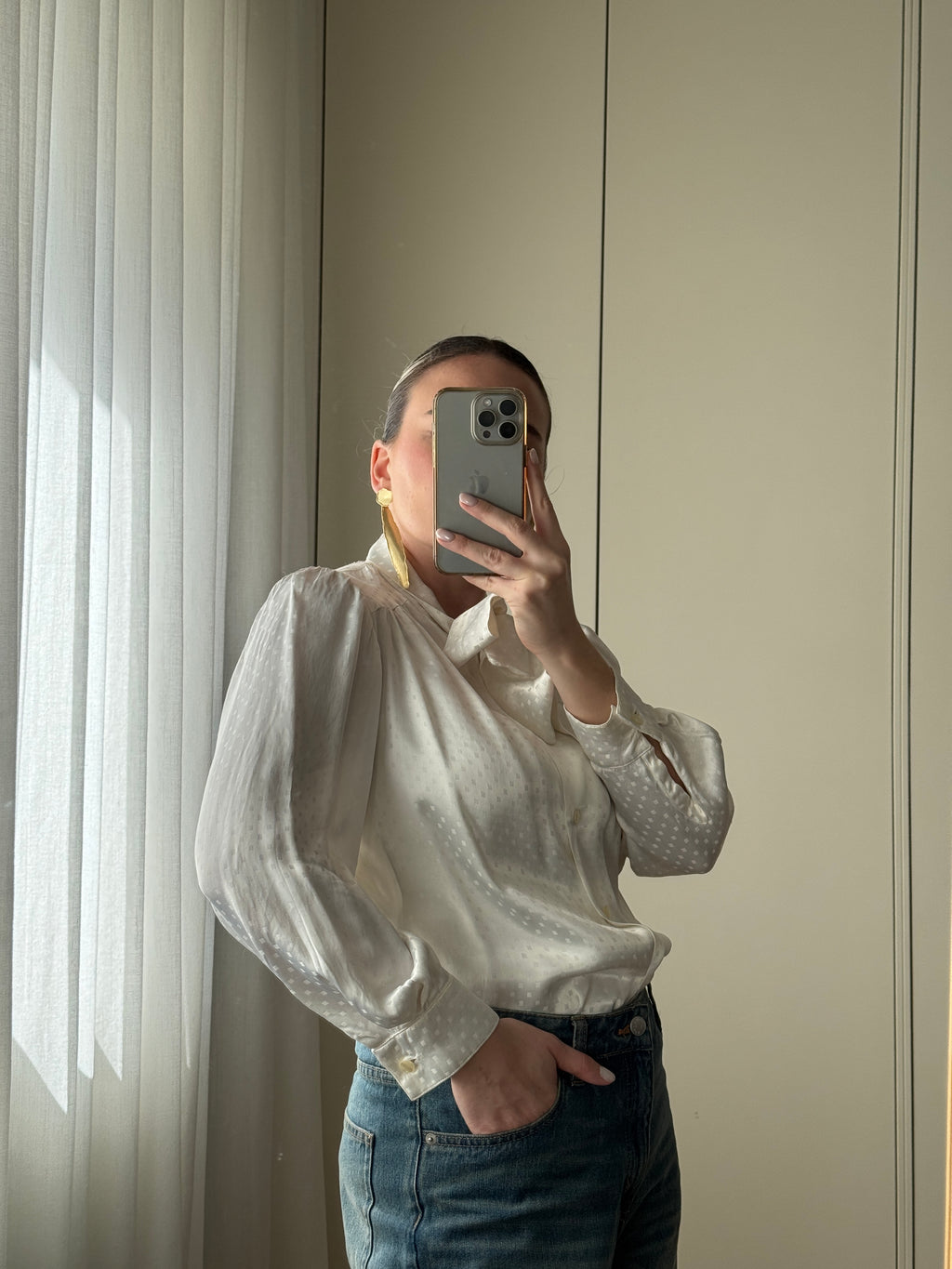 Blusa sartoriale in pura seta con fiocco