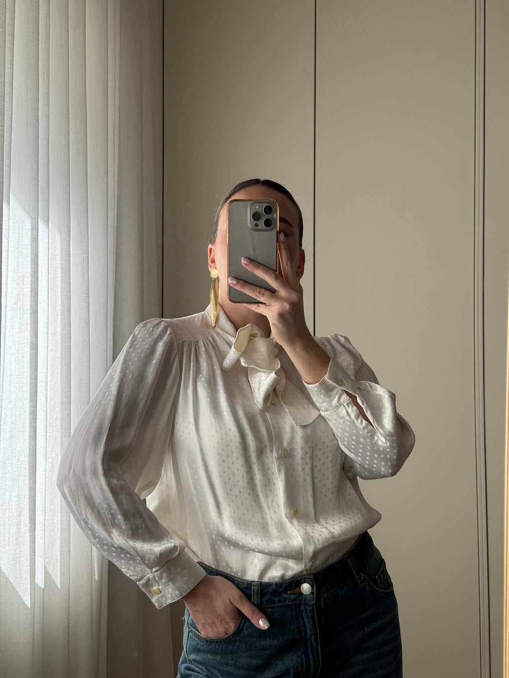 Blusa sartoriale in pura seta con fiocco