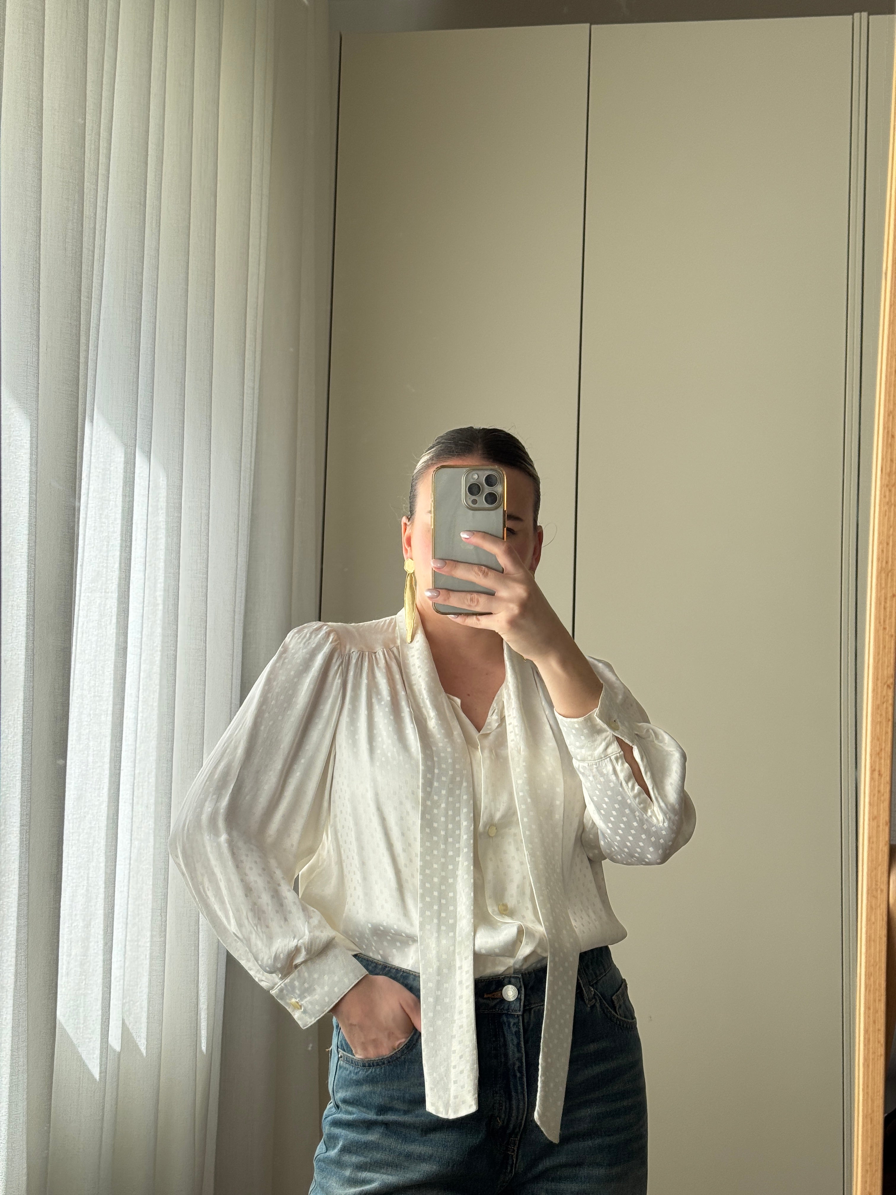 Blusa sartoriale in pura seta con fiocco