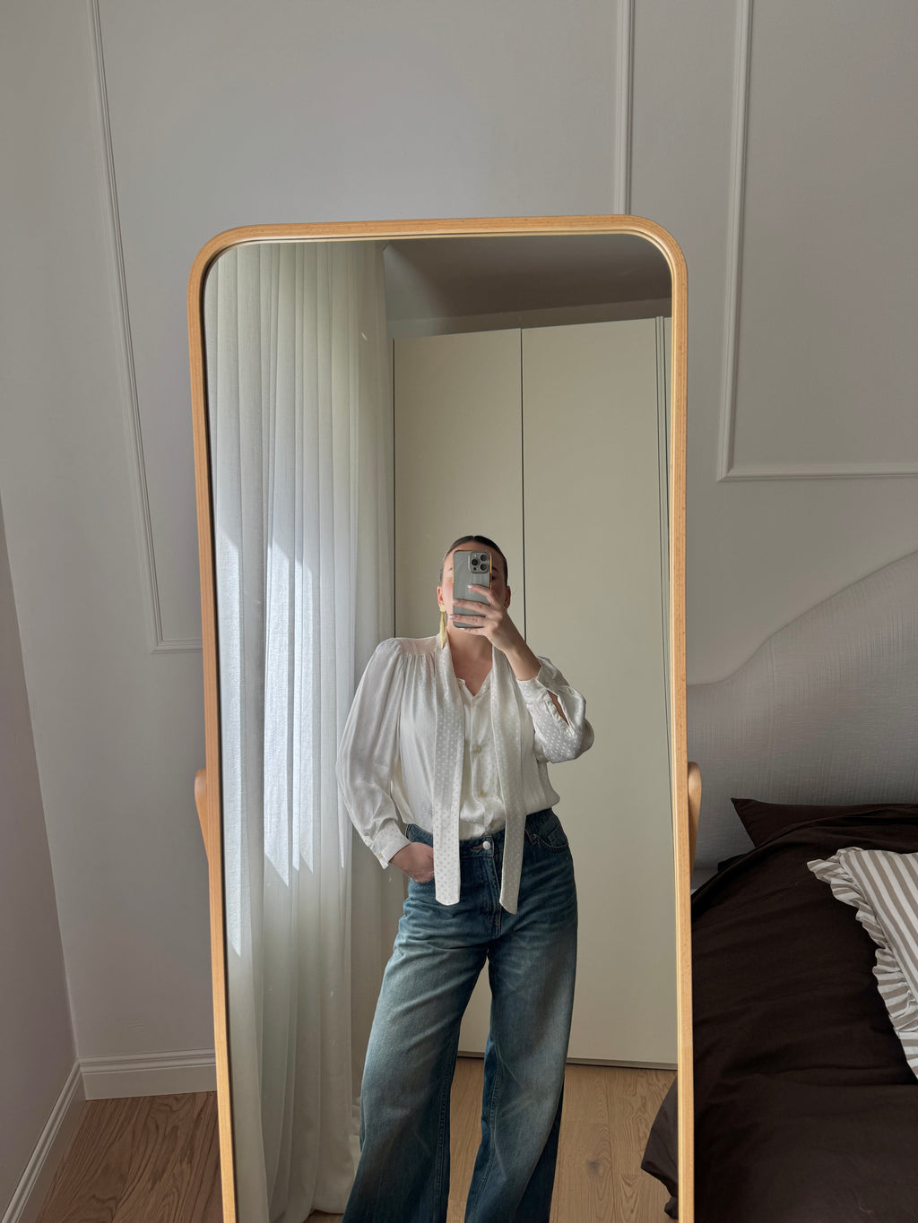 Blusa sartoriale in pura seta con fiocco