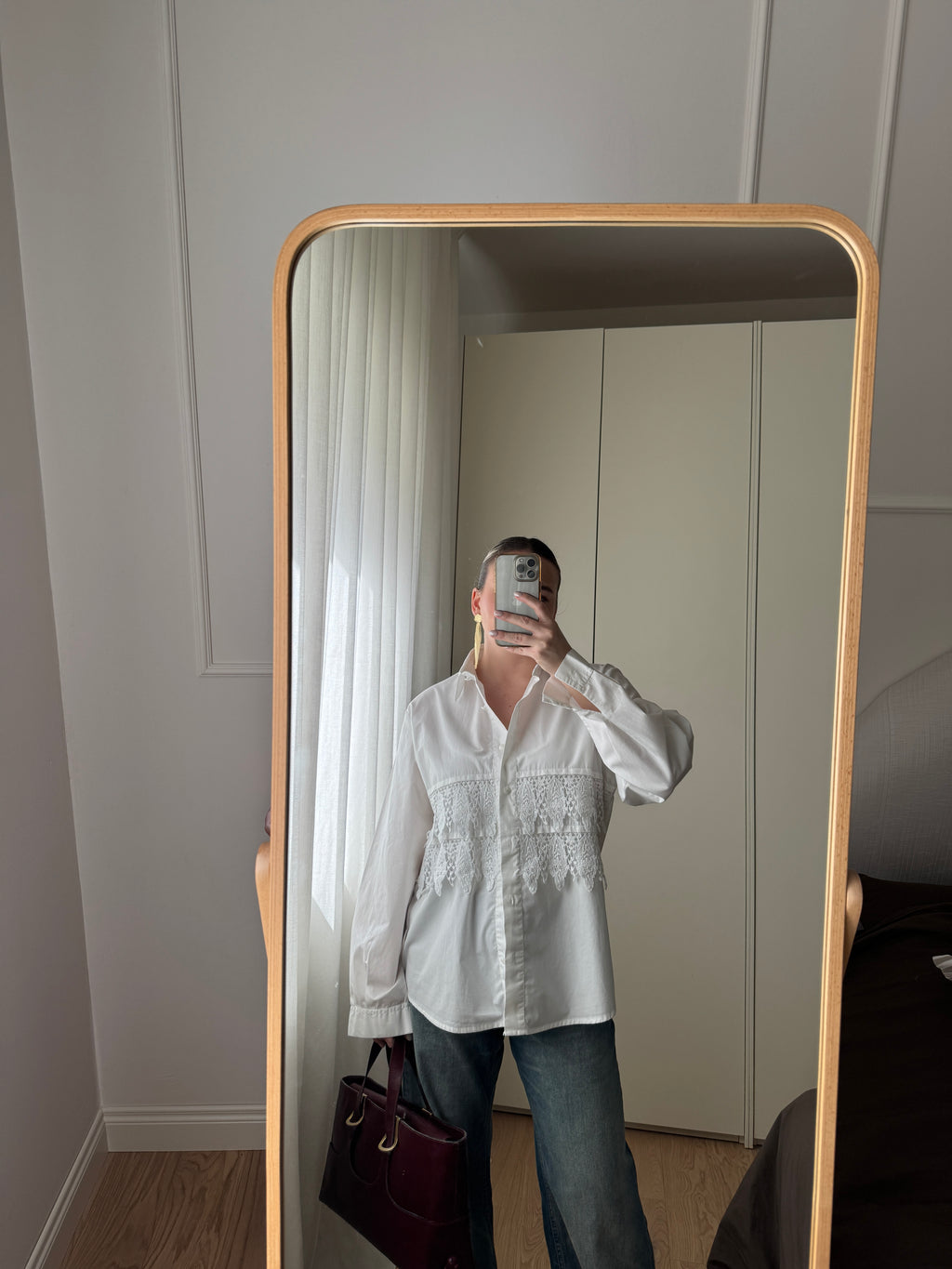 Camicia in puro cotone strutturato con inserto in pizzo