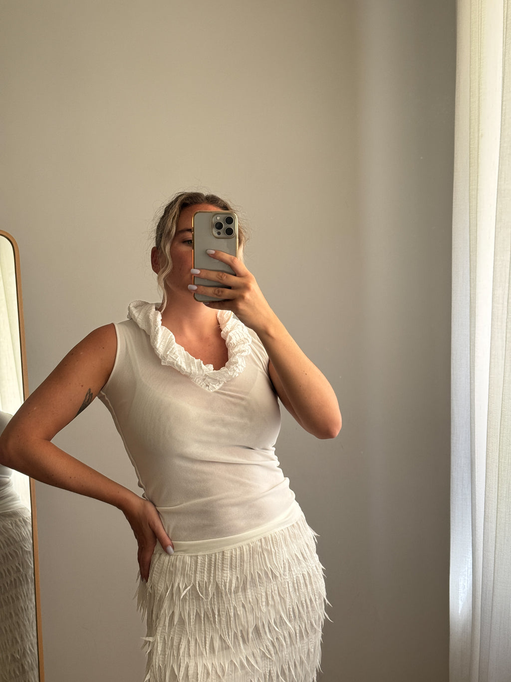 Top bianco in mesh con scollo voluminoso