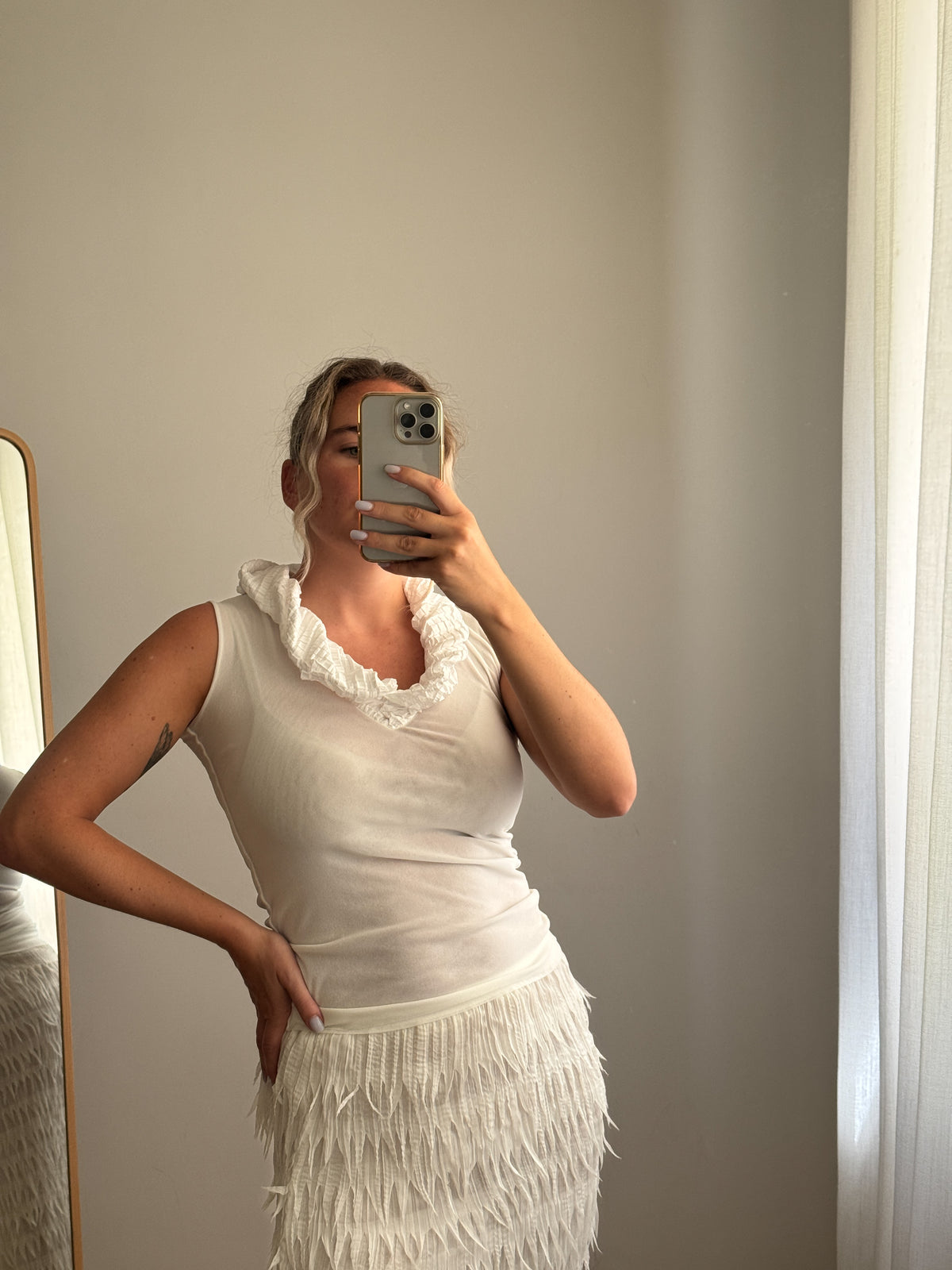 Top bianco in mesh con scollo voluminoso