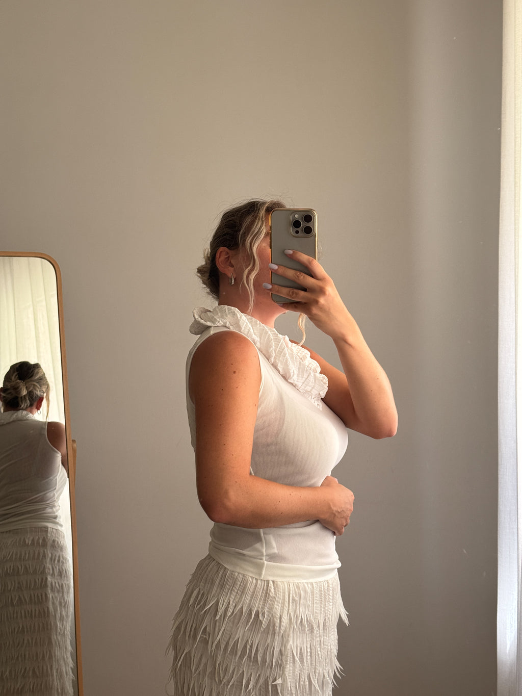Top bianco in mesh con scollo voluminoso