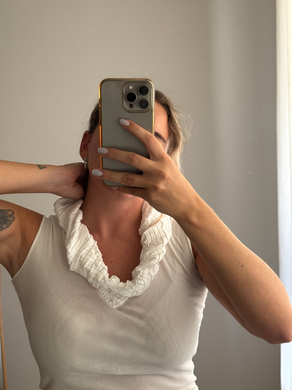 Top bianco in mesh con scollo voluminoso
