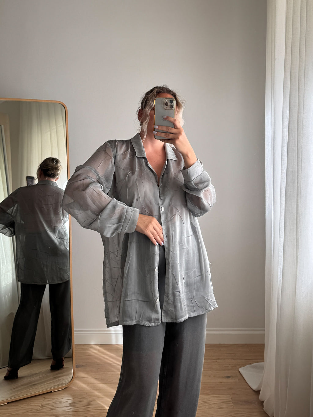 Camicia grigia effetto stropicciato