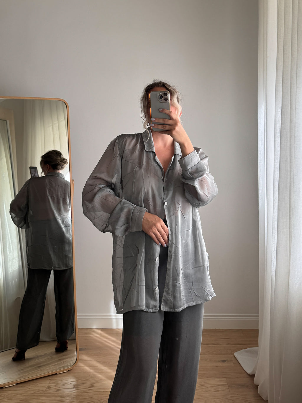 Camicia grigia effetto stropicciato