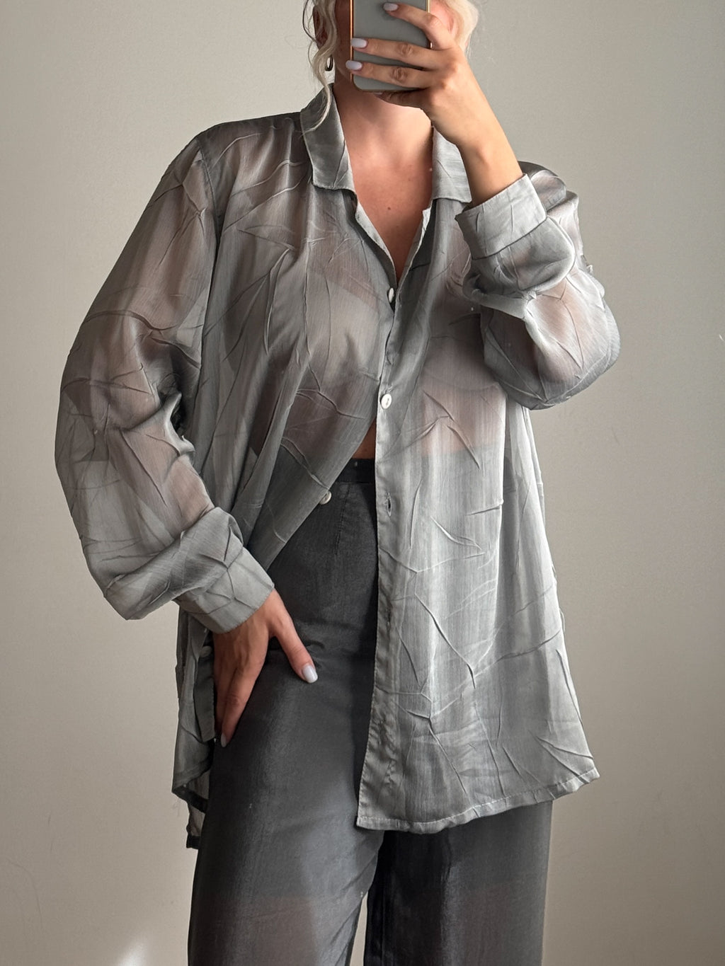 Camicia grigia effetto stropicciato
