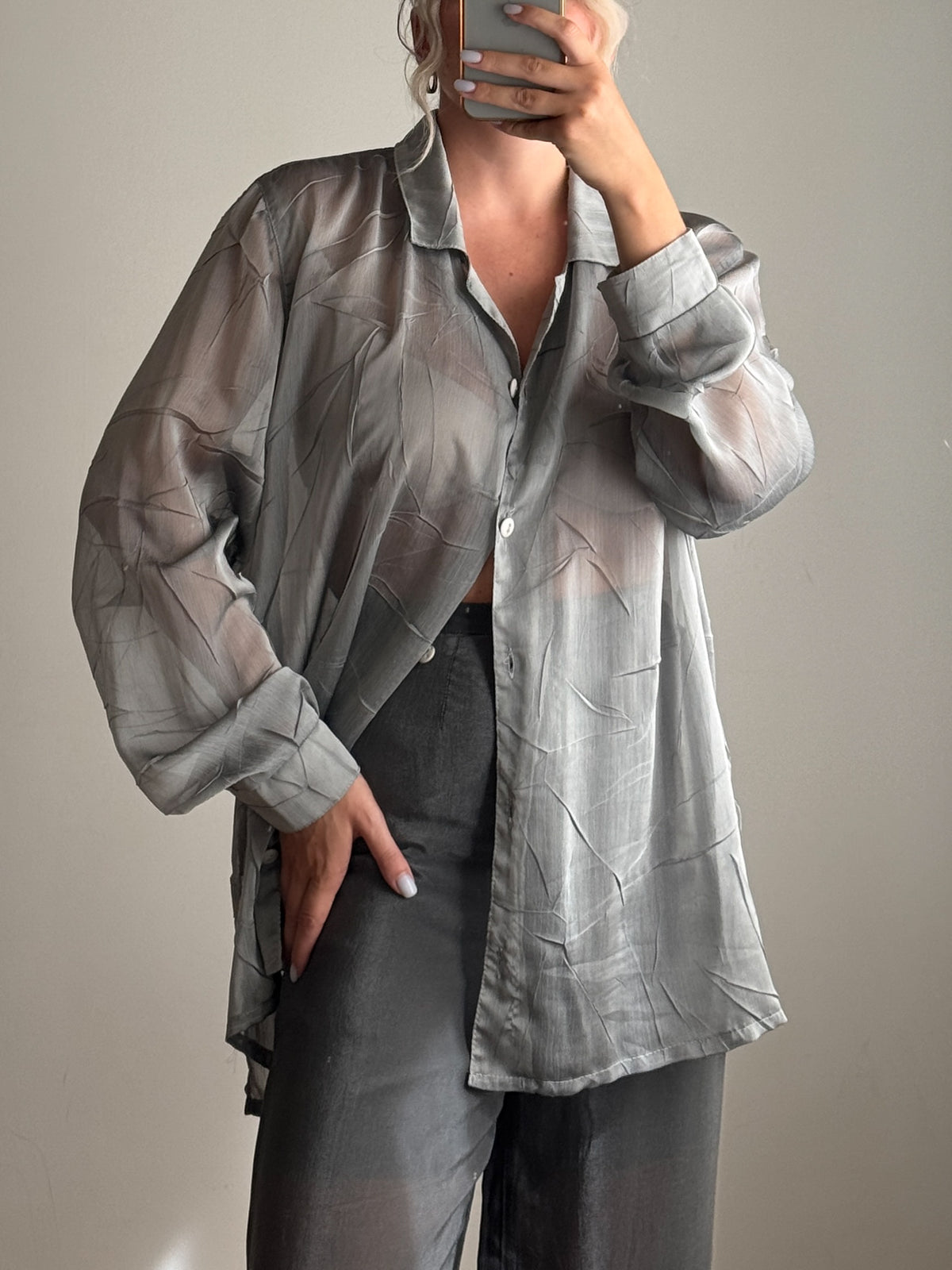 Camicia grigia effetto stropicciato