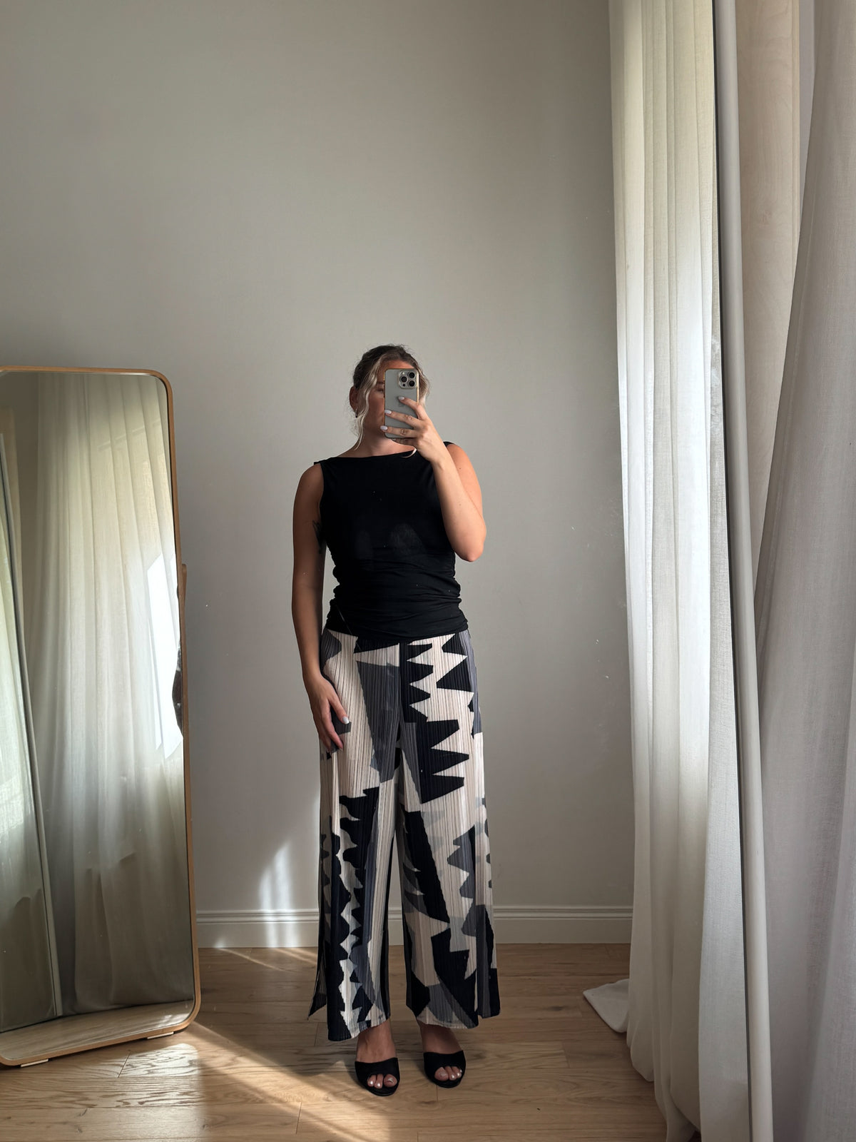 Pantaloni plissettati a stampa geometrica
