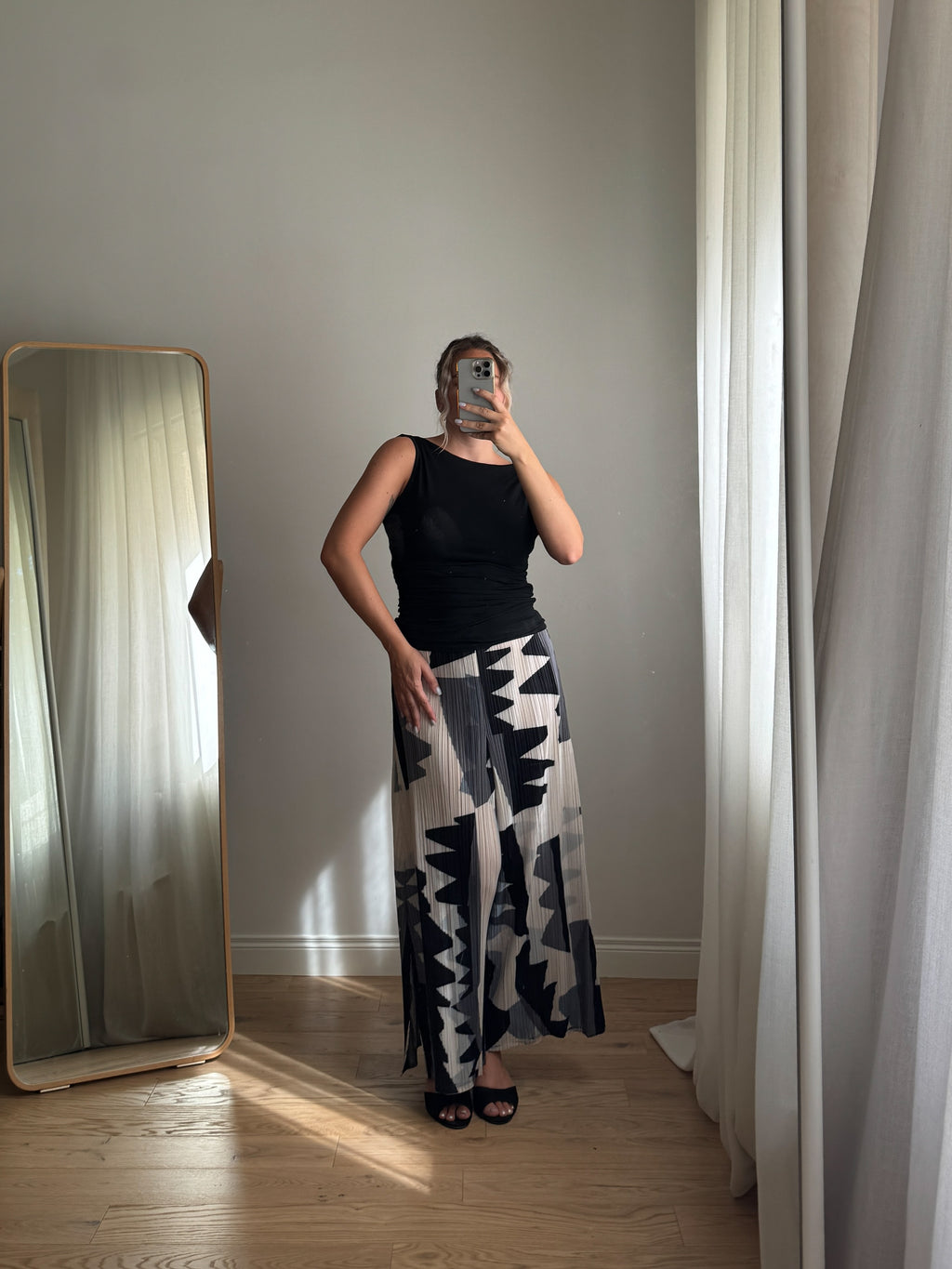 Pantaloni plissettati a stampa geometrica