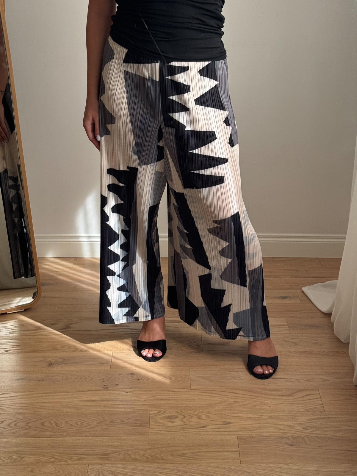 Pantaloni plissettati a stampa geometrica