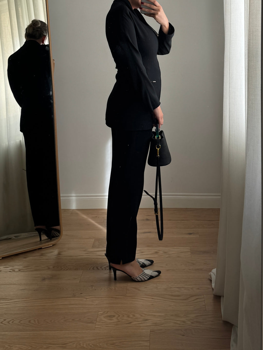 Completo nero in misto viscosa con blazer a zip