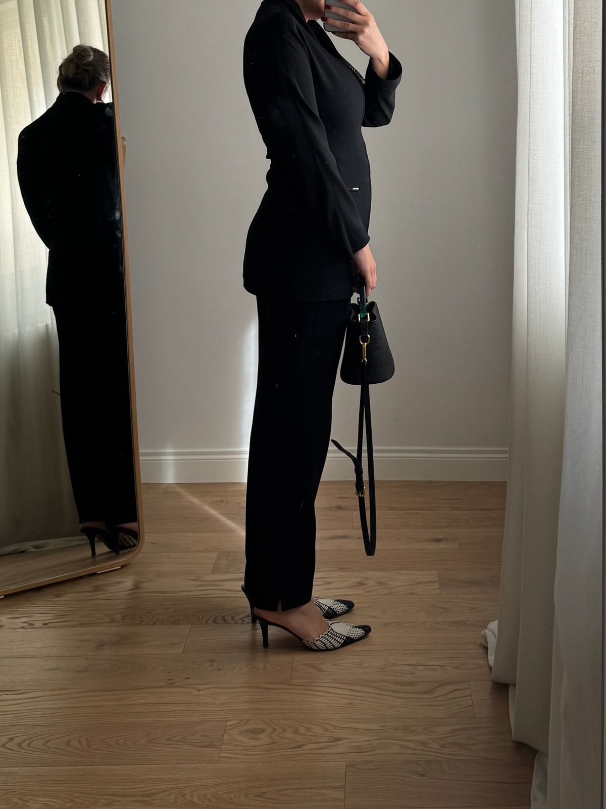 Completo nero in misto viscosa con blazer a zip
