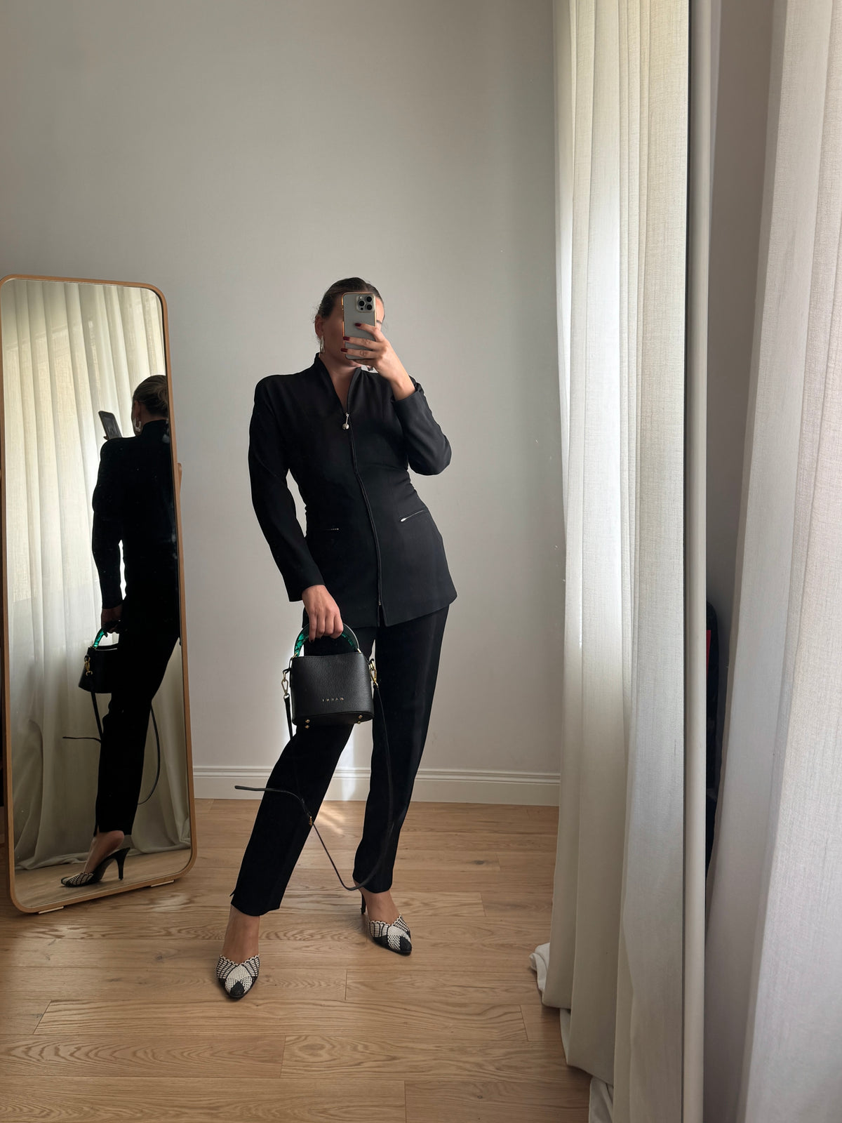 Completo nero in misto viscosa con blazer a zip