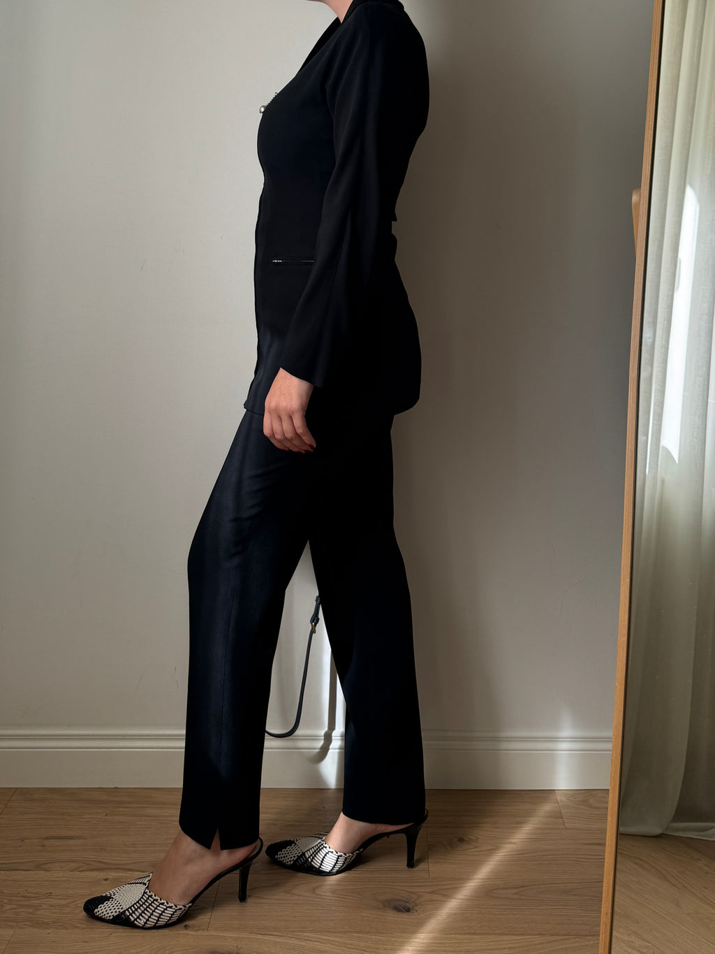 Completo nero in misto viscosa con blazer a zip