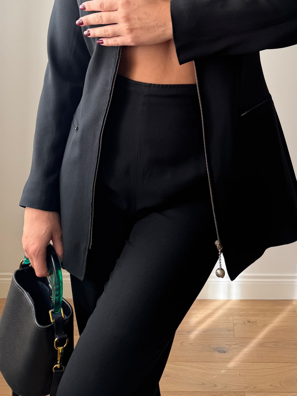 Completo nero in misto viscosa con blazer a zip