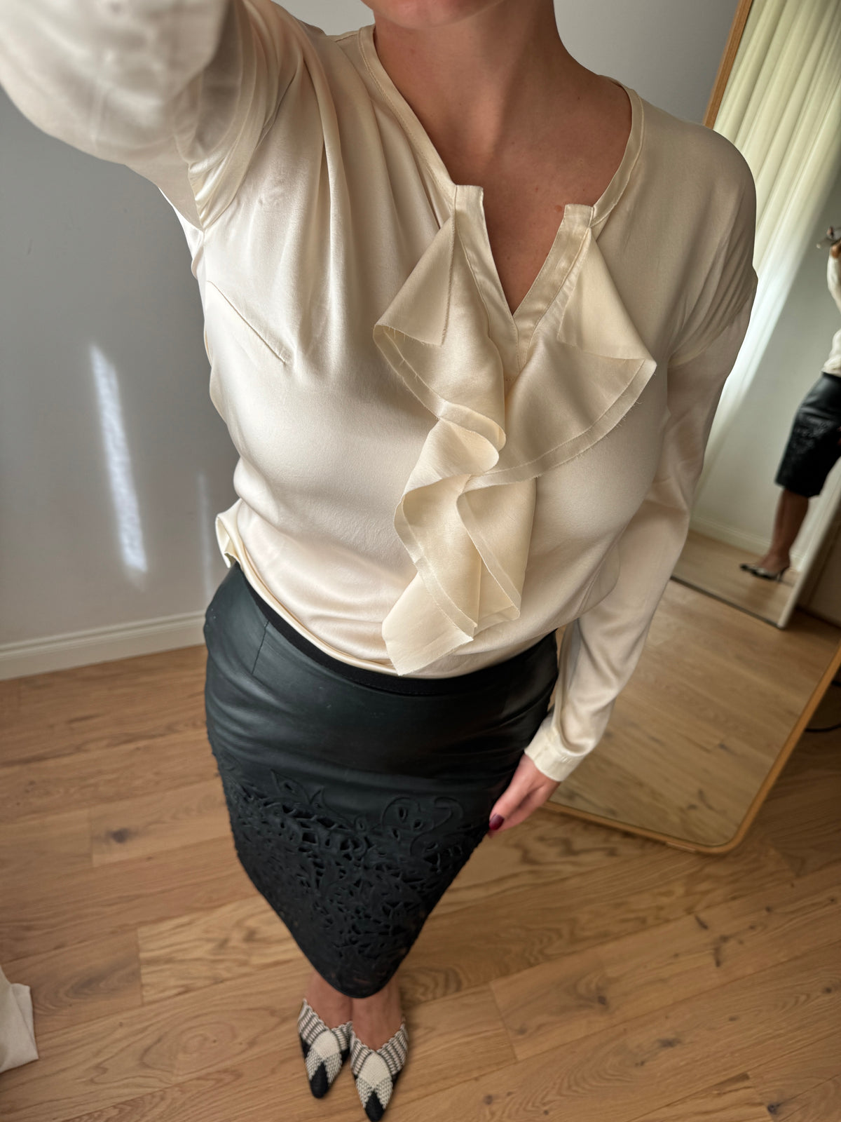 Blusa avorio in seta con ruches