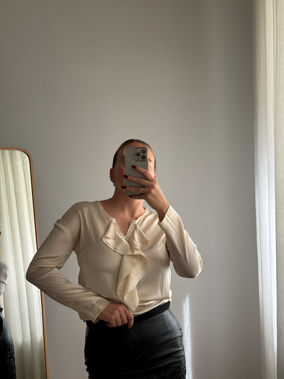 Blusa avorio in seta con ruches