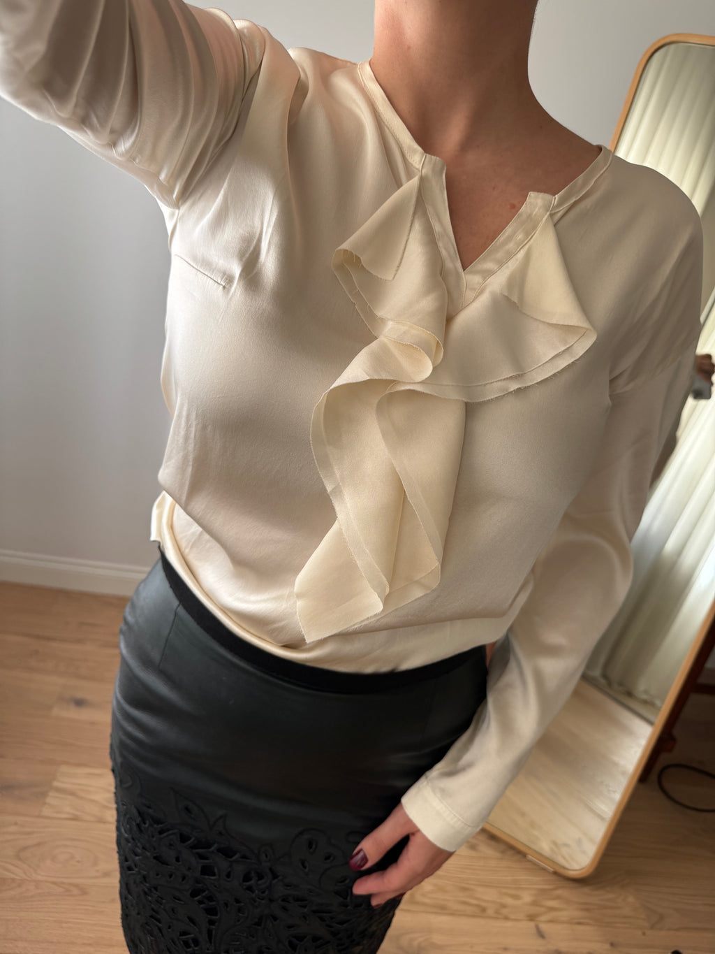 Blusa avorio in seta con ruches