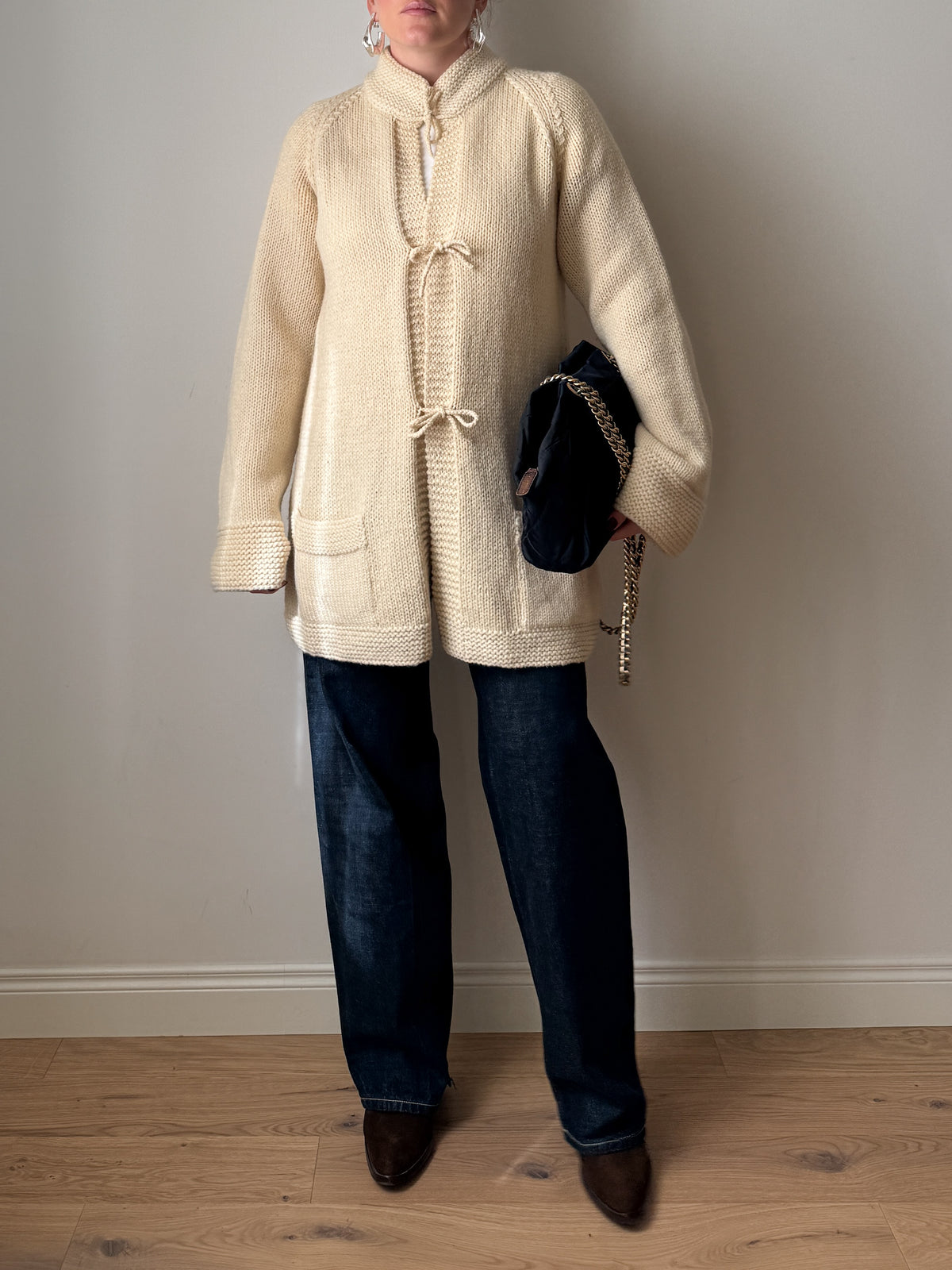 Cardigan fatto a mano in pura lana con laccetti