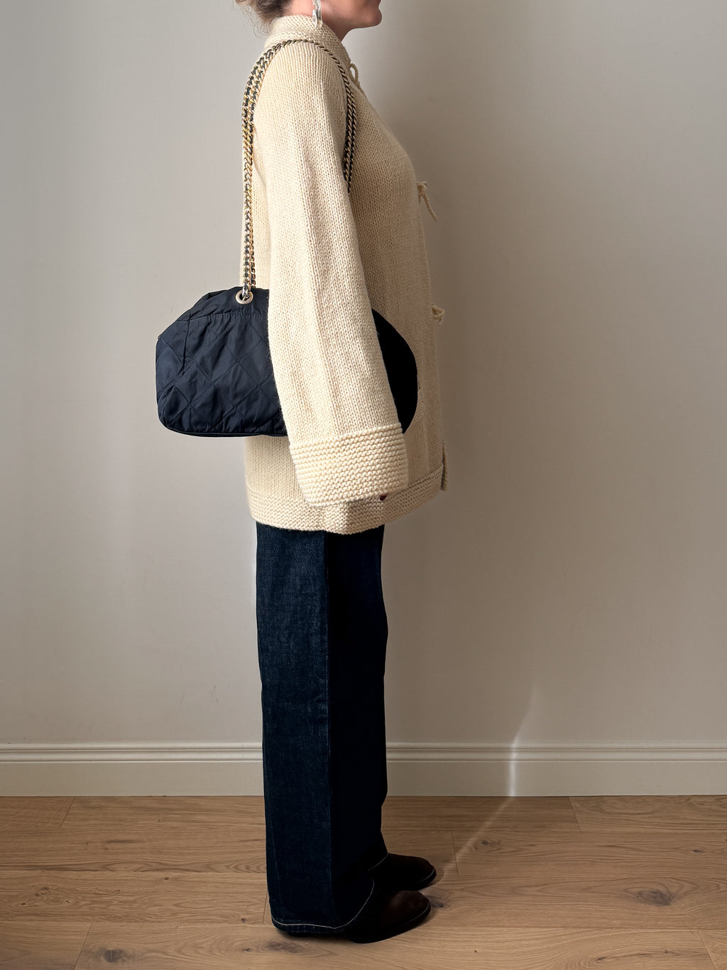 Cardigan fatto a mano in pura lana con laccetti