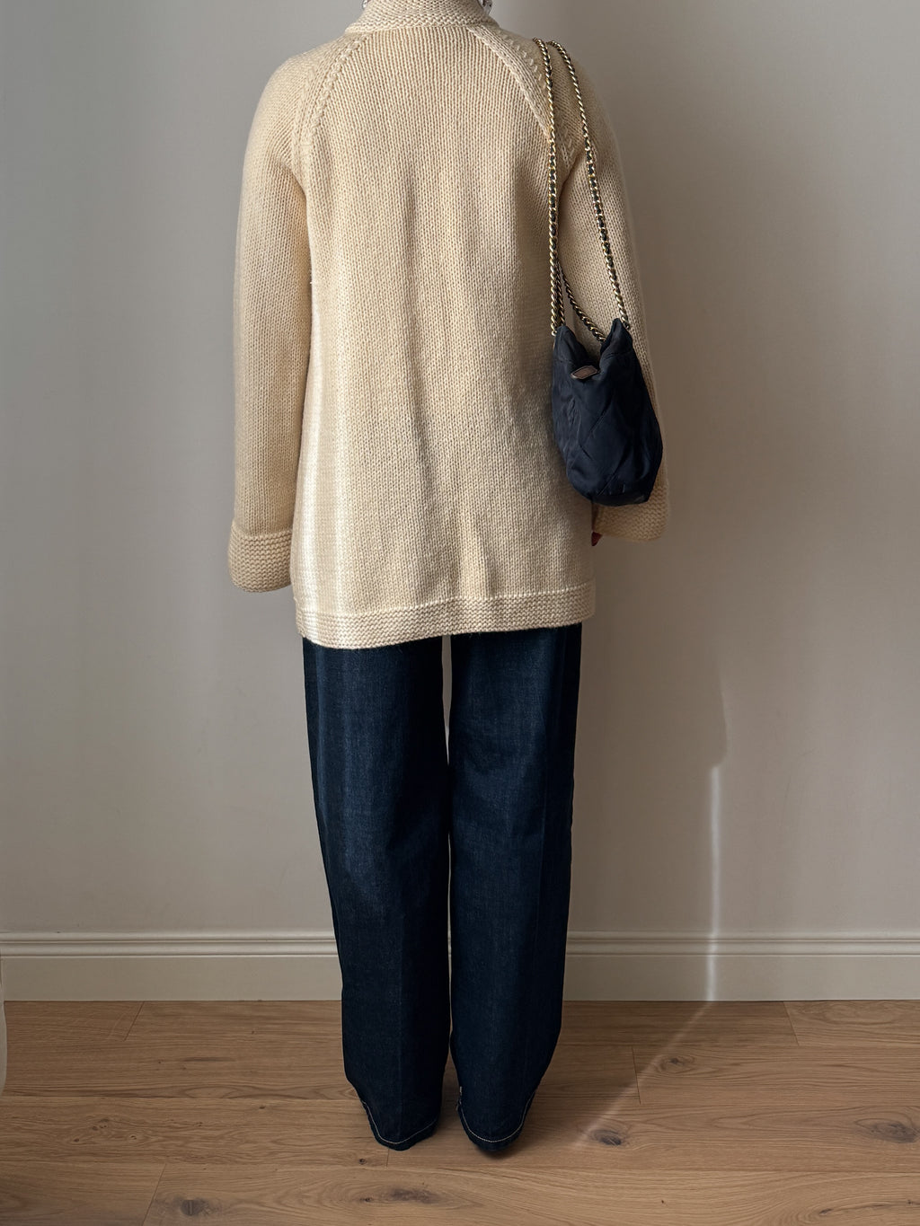 Cardigan fatto a mano in pura lana con laccetti