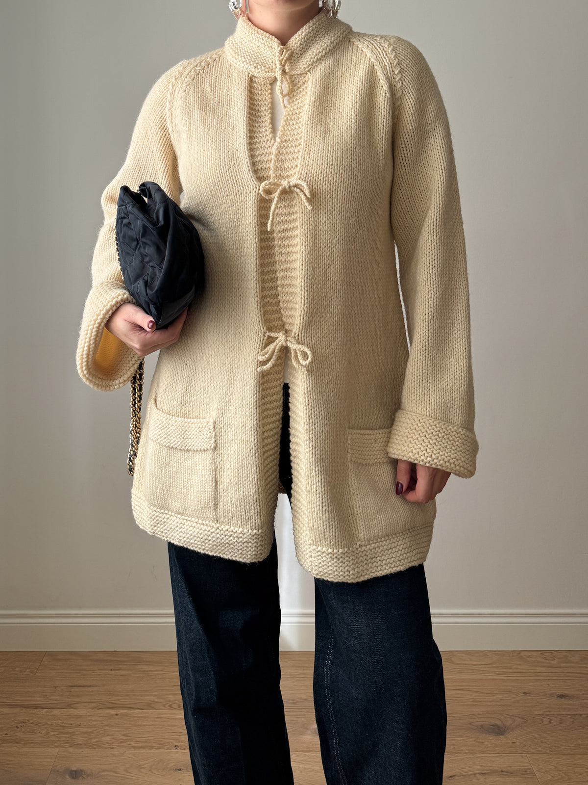 Cardigan fatto a mano in pura lana con laccetti
