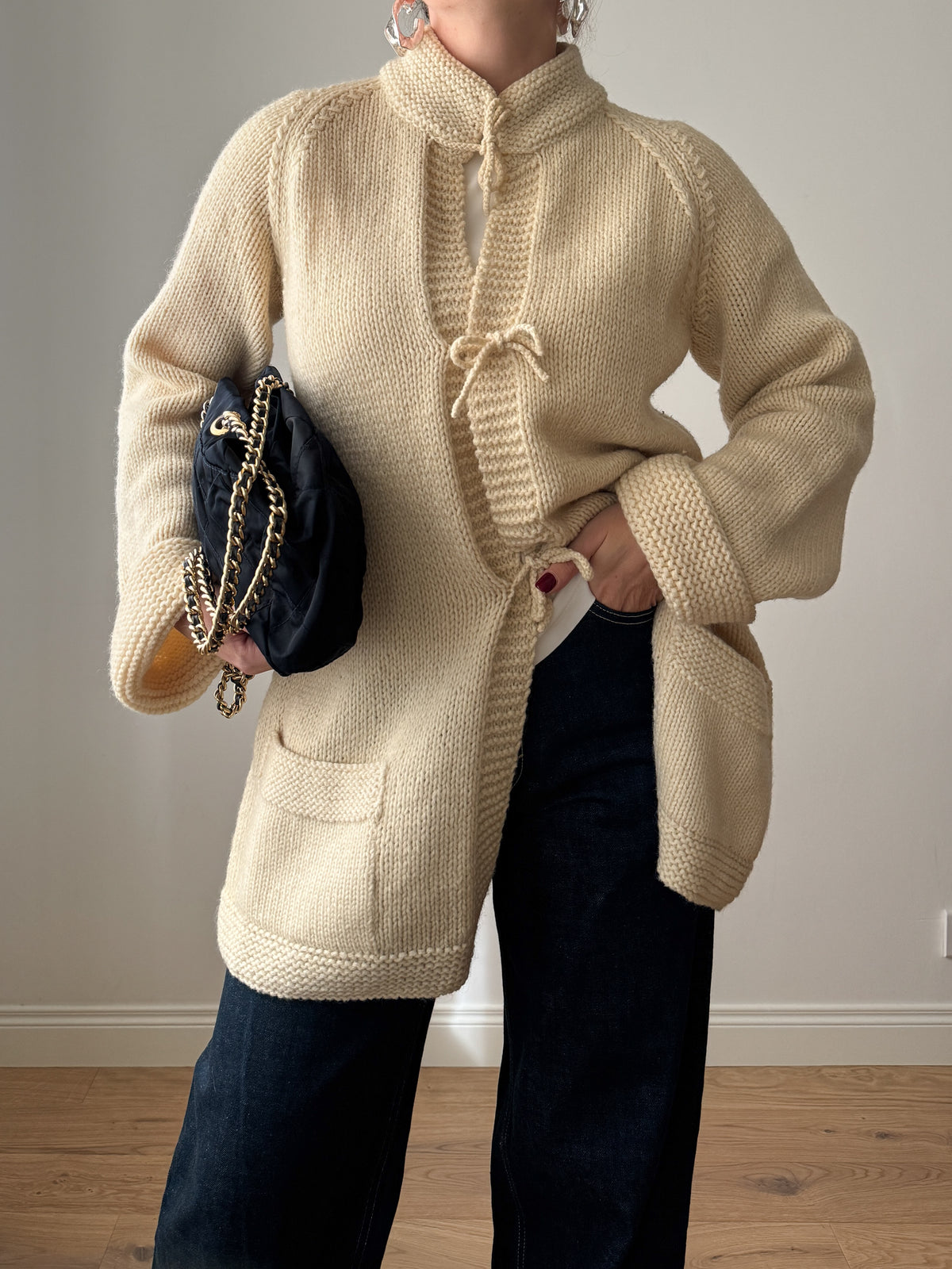 Cardigan fatto a mano in pura lana con laccetti