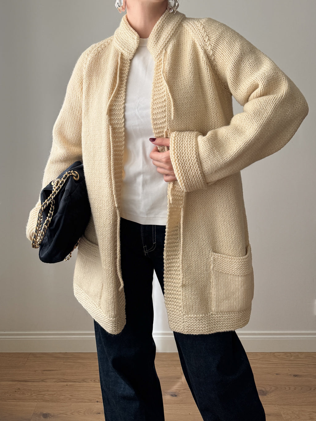 Cardigan fatto a mano in pura lana con laccetti